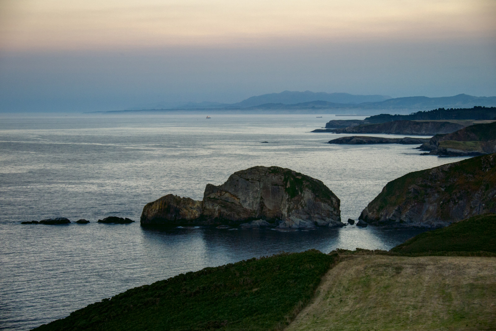 krajina, západ slunce, moře, záliv, voda, Skála, Příroda, pobřeží, pláž, svítání, ráno, pobřeží, útes, horizont, pelerína, soumrak, Terén, mrak, svítání, oceán, vlna, mar, přímořská krajina, atardecer, cabo, materiál, zátoka, ostrůvek, costy, Asturias, jezero, Cantabrico, atmosférický jev, landform, tělo z vody, Gozon, Prados, Penas
