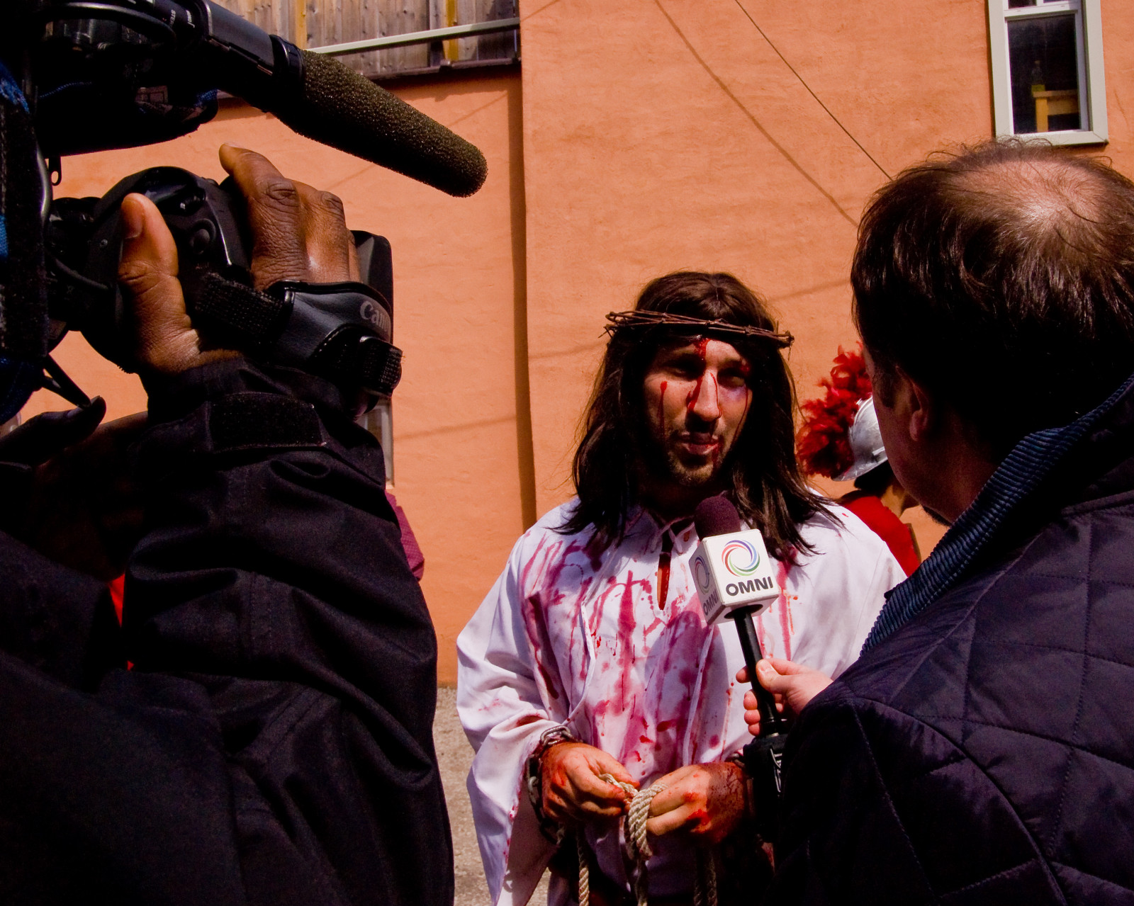 lidé, ulice, Fotoaparát, krev, koruna, Kanada, Nikon, Toronto, televize, trní, Ontario, událost, pátek, dívka, dobrý, barva, zábava, třídaFoto, dav, upřímný, Kristus, zprávy, D200, náhodný, 344, deftouch, Ježíš, křesťan, média, thedefiningtouch, televize, novinář, rozhovor, omni