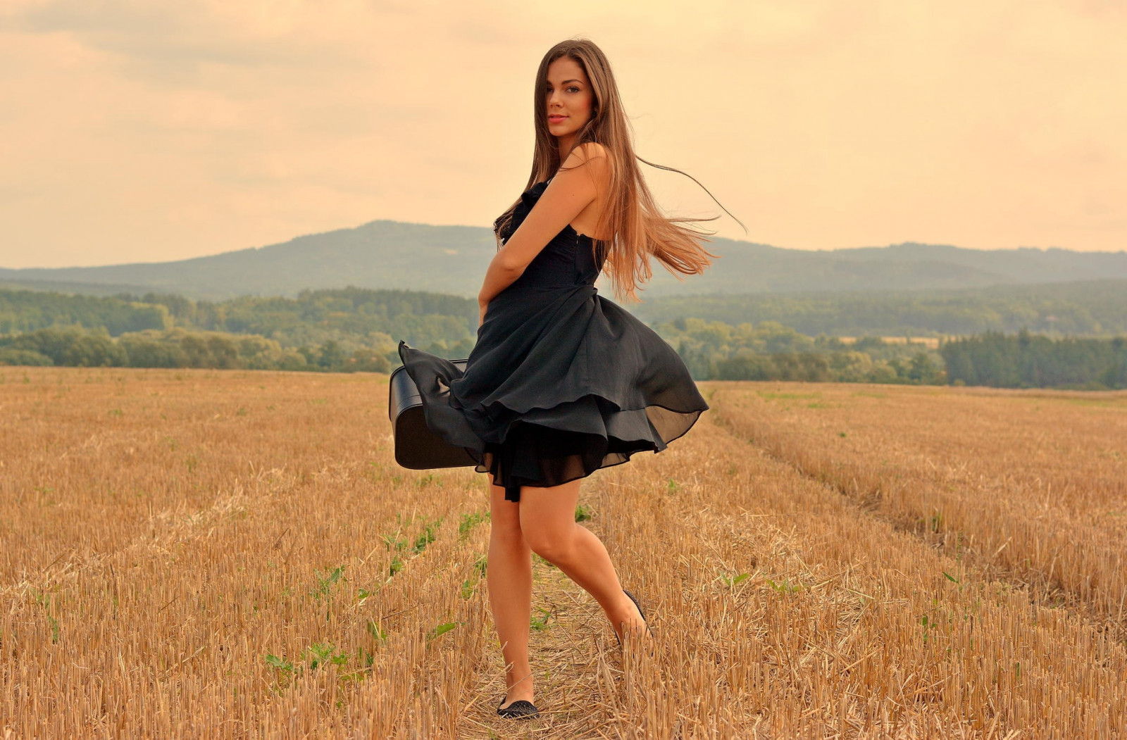 sollys, Kvinder udendørs, Kvinder, model, Mark, fotografering, kjole, hår, tøj, pige, skønhed, kvinde, dame, eng, portrætfotografering, Photo shoot, græs familie