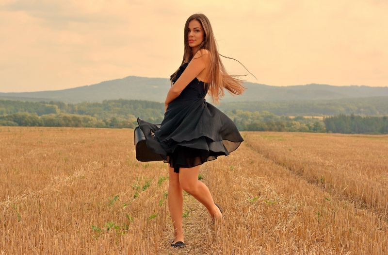 slunečnímu záření, ženy venku, ženy, model, pole, fotografování slunečnímu záření, ženy venku, ženy, model, pole, fotografování