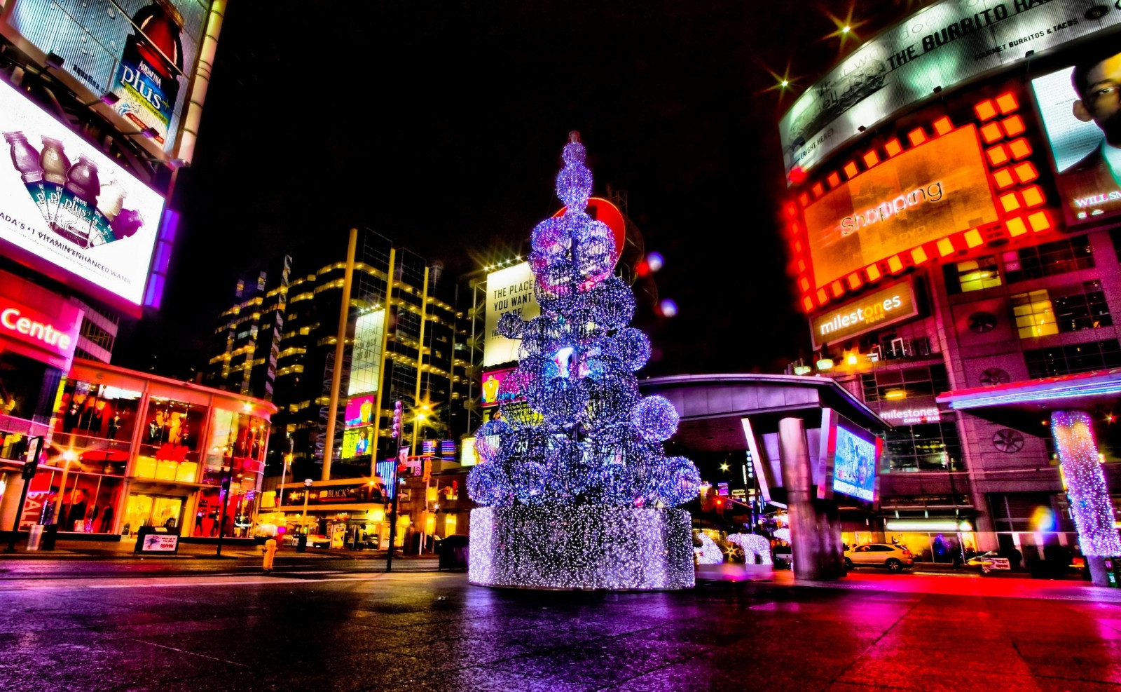 Wallpaper Christmas, holiday, tree, street, night, area 2560x1580