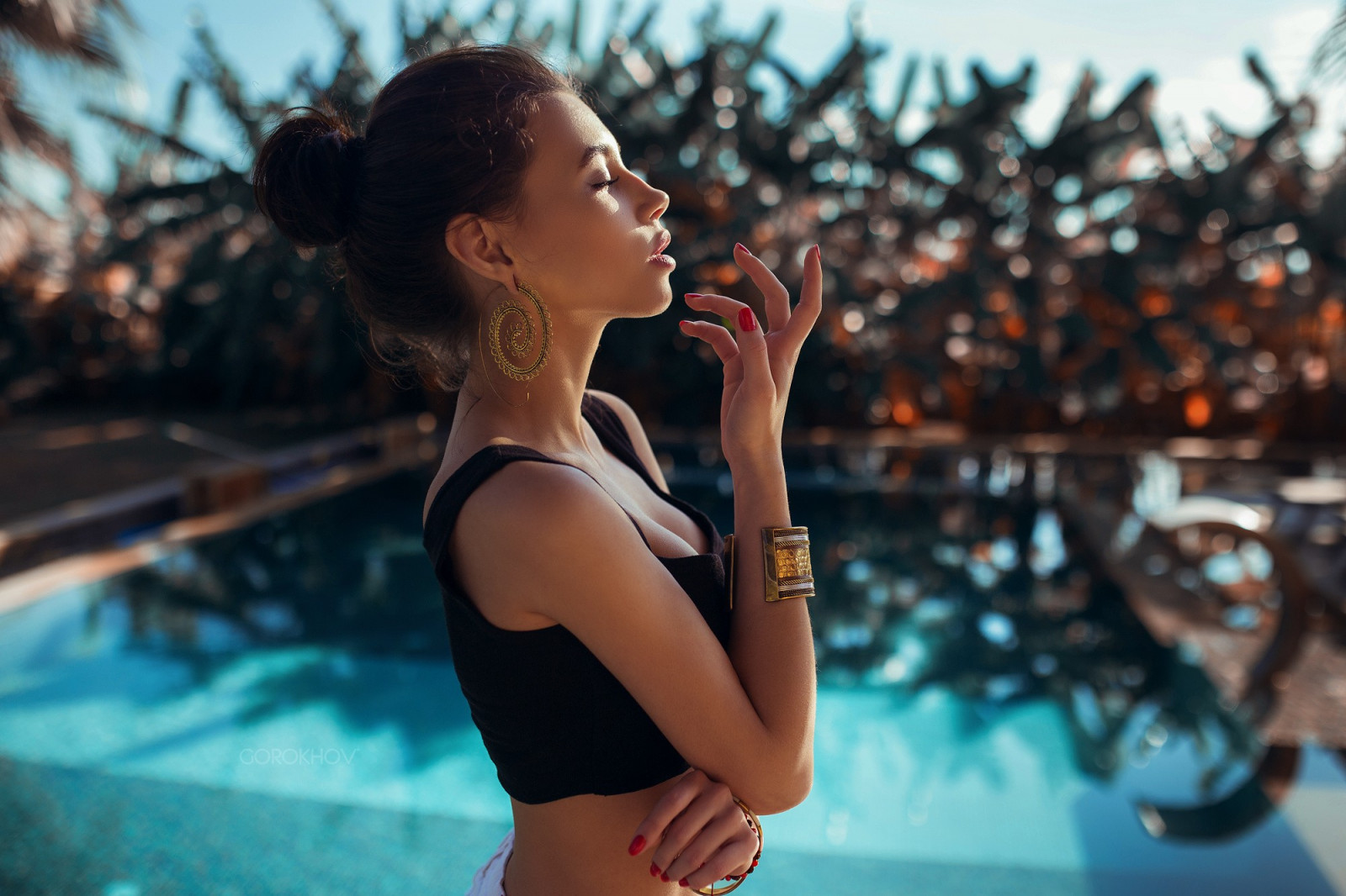 ženy venku, ženy, model, zavřenýma očima, bruneta, fotografování, šaty, výstřih, móda, Ivan Gorokhov, jaro, Osoba, oblečení, Aliya Lando, dívka, krása, sezóna, žena, dáma, zábava, fotografie, focení