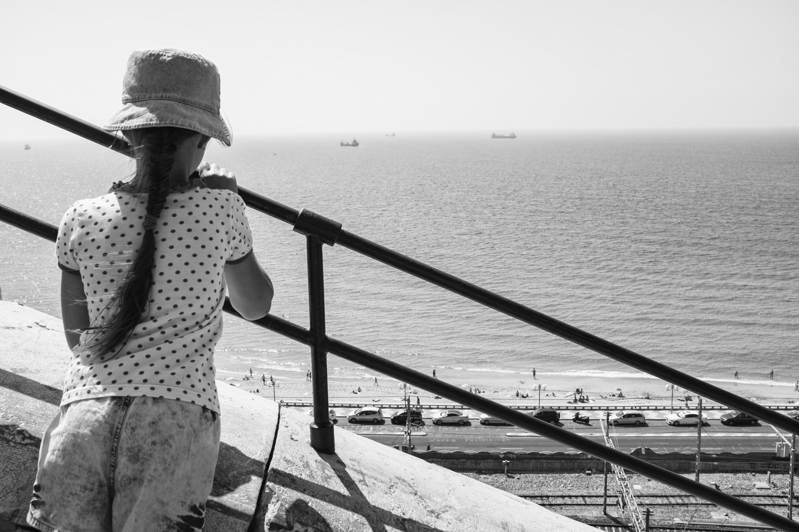 ulice, moře, lidé, dívka, černobílý, fotografování, mar, calle, středozemský, chica, gente, streetphotography, nina, puntíky, třídaFoto, Tarragona, mediterraneo, fotografia, flickrfriday, spmonochrome, unoforever