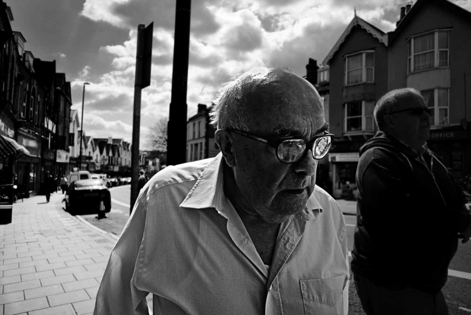 bílý, muž, brýle, fotografie, Černá, silnice, sluneční brýle, Černý a bílý, ulice, vision care, infrastruktura, fotografování, urban area, monochromatické fotografování, mužský, auto, brýlí, momentka, černobílý, člověk, vozidlo, chladný, human behavior, úhel, styl, Film noir, Gentleman