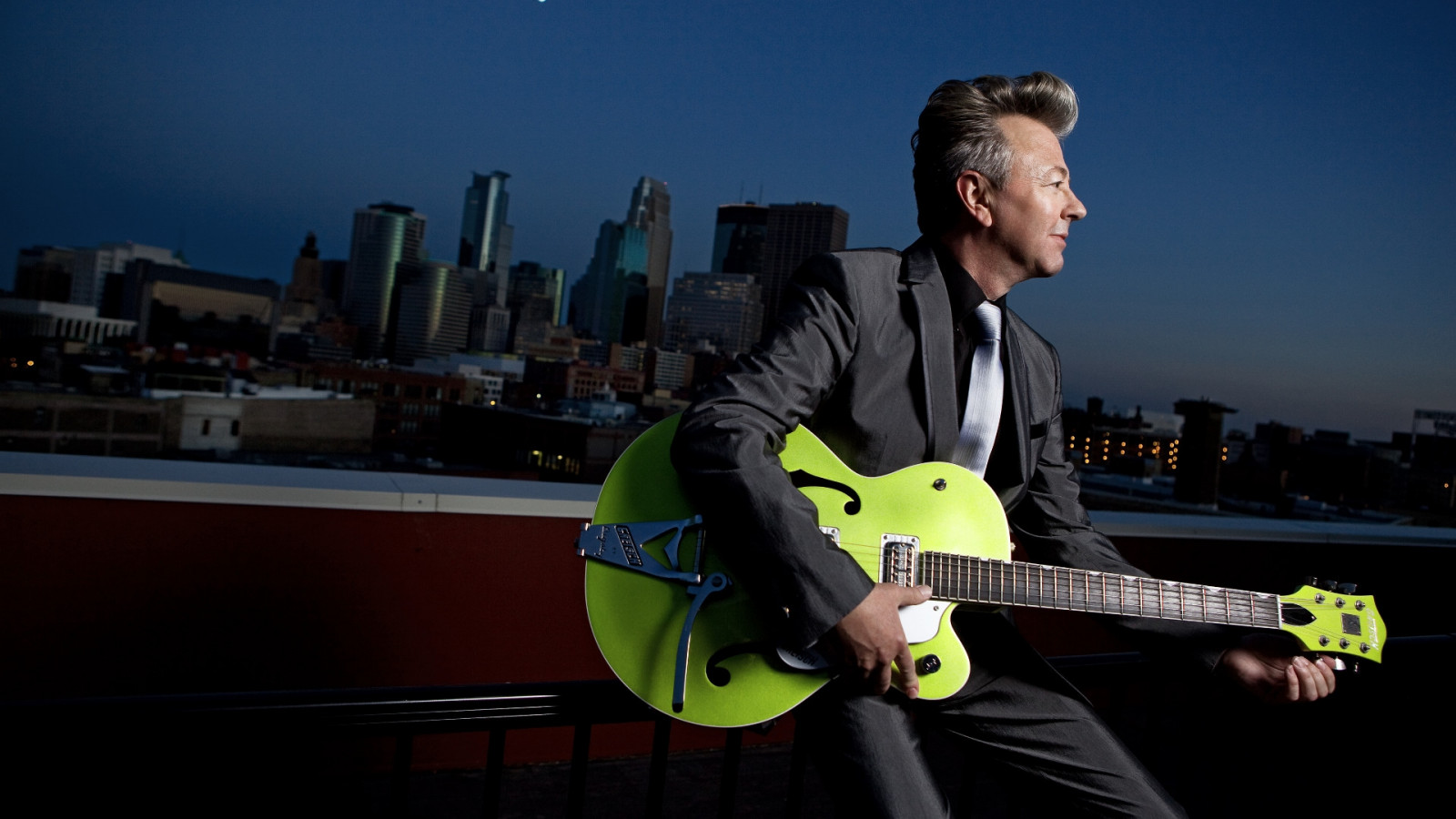 brian setzer, kytara, střih, město, nebe