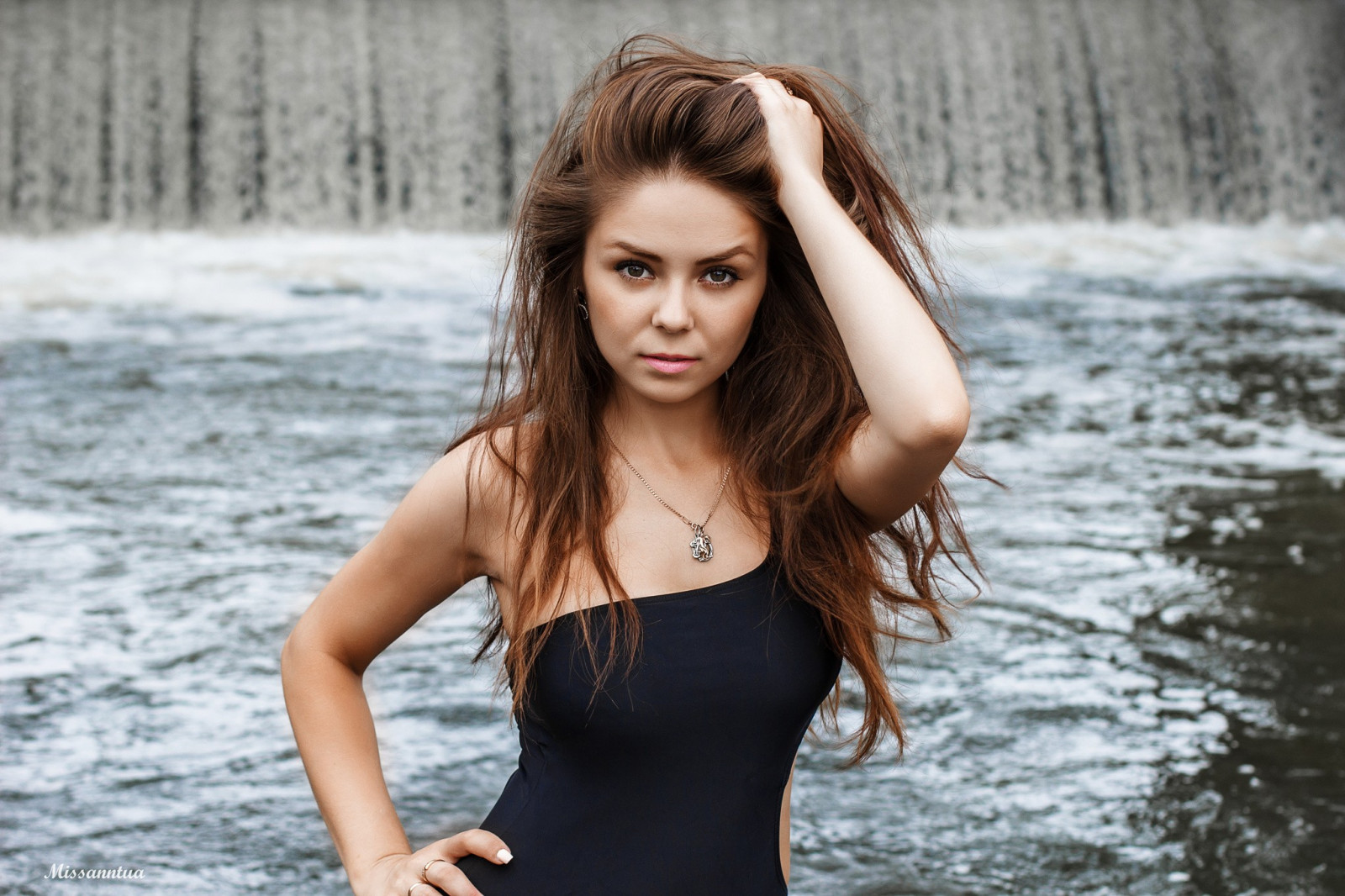 slunečnímu záření, vodopád, ženy, model, portrét, dlouhé vlasy, voda, fotografování, šaty, ruce na hlavu, móda, vlasy, rukama v bok, jaro, Osoba, kůže, plavky, oblečení, supermodelka, dívka, krása, sezóna, žena, dáma, noha, fotografie, blond, lidských pozice, portrétní fotografie, focení, hnědé vlasy, umění model, břicho