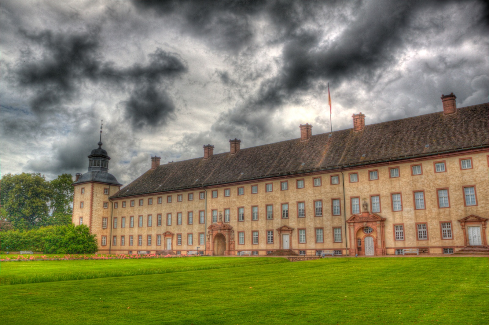 krajina, okno, západ slunce, zahrada, architektura, Příroda, budova, tráva, nebe, park, stěna, pole, mraky, Dům, bouřka, zelená, žlutý, večer, hrad, seasons, slunce, hospodařit, konstrukce, HDR, horizont, letní, sova, cesta, palác, zámek, Opatství, majetek, světlo, mrak, strom, zakalený, den, flickr, Landschaft, lučina, sezóna, budovy, barva, srpen, atardecer, nebe, natur, deutschland, střecha, barvy, domů, louka, Soleil, ciel, mraky, mezník, skvělý, panské sídlo, sonnenuntergang, mraky, eau, během dne, licht, Photomatix, fasáda, parque, zpracovává se, arbres, kapesní, nRW, trávník, zonsondergang, Ostwestfalen, couchesoleil, solfald, Hvidbjerg, venkov, historické místo, meteorologický jev, opevnění, Casteel, schloss, vznešený domov, kloster, zámek, chudobinec, Zpochybnit, H xter, national trust for places of historic interest or natural beauty