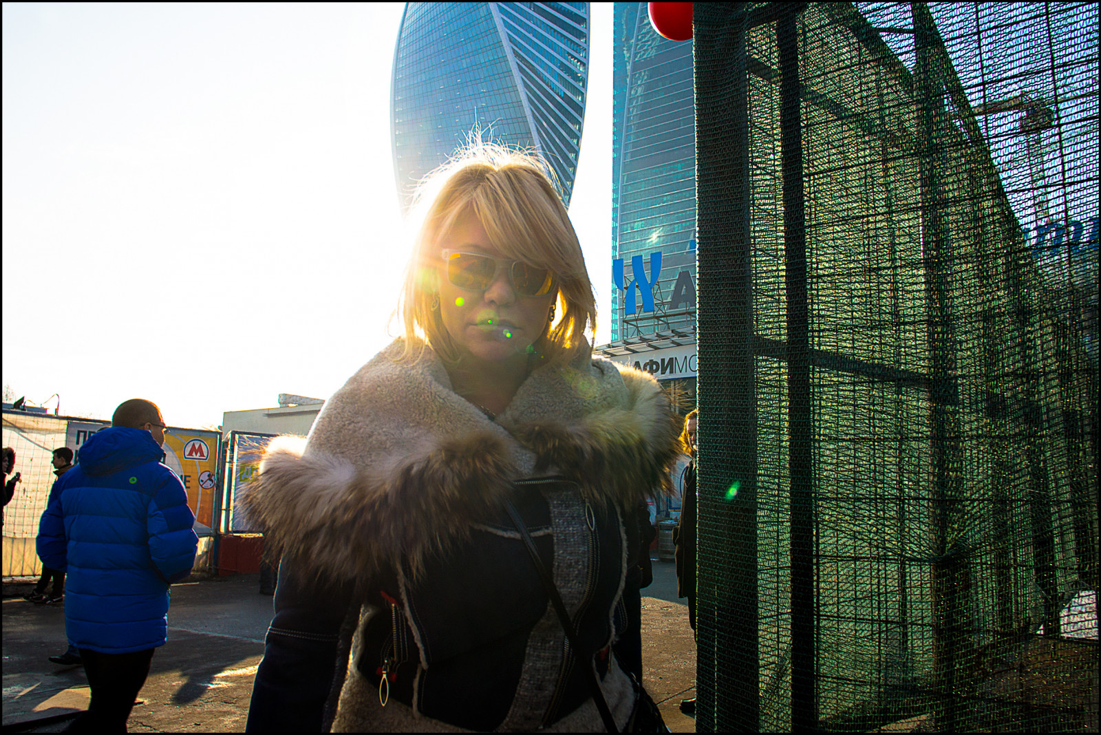 tvář, slunečnímu záření, lidé, ženy, portrét, oči, město, ulice, Moskva, městský, nebe, zima, fotografování, detailní, žlutý, modrý, Sony, Rusko, plot, život, Evropa, metro, Veřejnost, podzemí, výstřel, pěší, Občan, UMĚNÍ, barva, scéna, strom, podzim, Procházka, den, rostlina, dívka, momenty, fotografie, žena, Pohyb, hnutí, barva, dáma, zábava, barvitý, chodci, streetphotography, fotky, žít, dámy, upřímný, obraz, mužský, Dmitry, ryzhkov, candidportrait, streetportrait, unposed, cizinec, moment, chodec, geotagged, rekreace