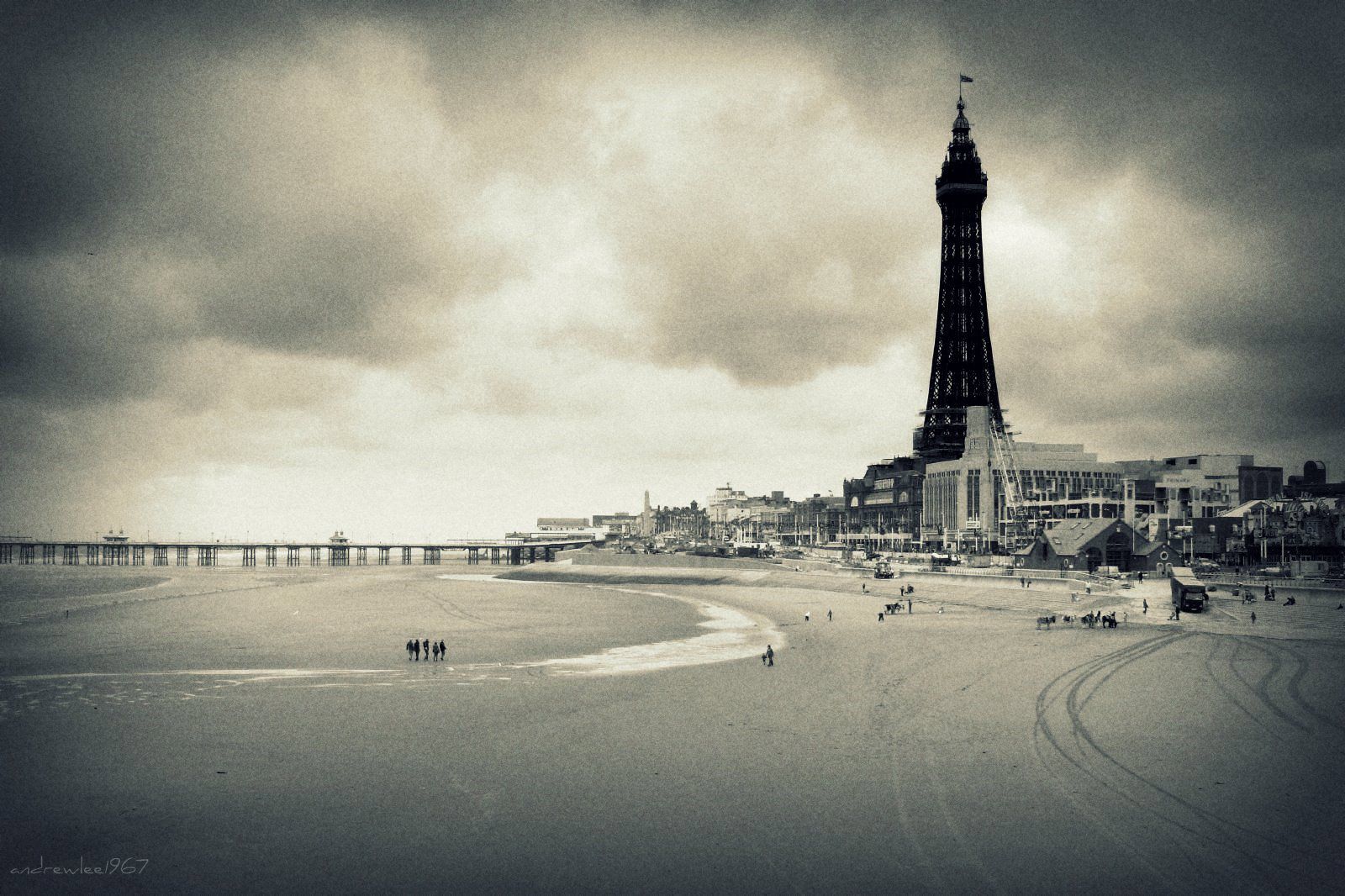 lidé, černobílý, moře, město, panoráma města, voda, pobřeží, nebe, fotografování, pláž, uklidnit, panoráma, Anglie, věž, vlny, pobřeží, vlajka, horizont, atmosféra, molo, stopy, Spojené království, Blackpool, mrak, oceán, pobřeží, mezník, ricoh, během dne, gb, Británie, Lancashire, andrewlee1967, andrewlee, Černý a bílý, monochromatické fotografování, meteorologický jev, capliogx100, Goldenmile, Blackpool Tower, Funland, Nikoliv přesněji, Kromě toho, že se to týká