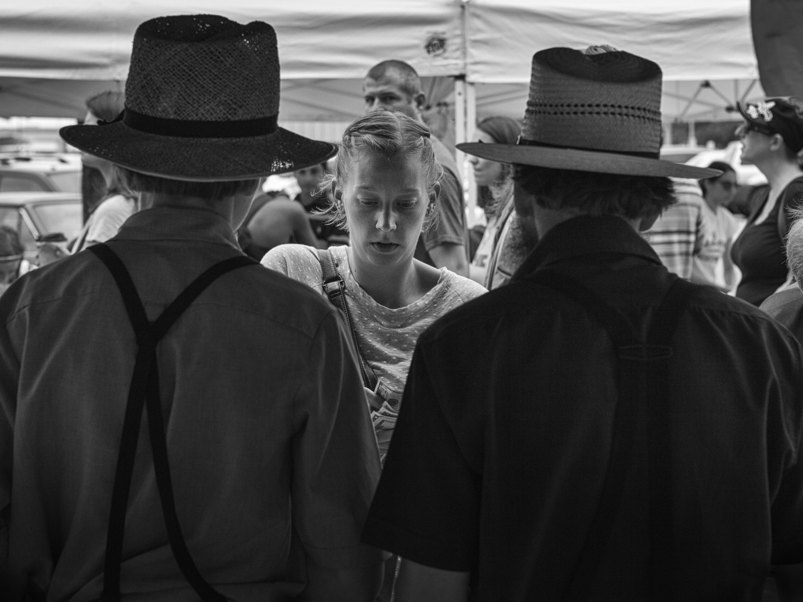 strada, bianco e nero, cappello, Candido, streetphotography, Iowa, DesMoines, downtownfarmersmarket, streettogs, mfhiatt, 100xthe2014edition, 100x2014, 2014michaelfhiatt, image71100, img87250814jpg