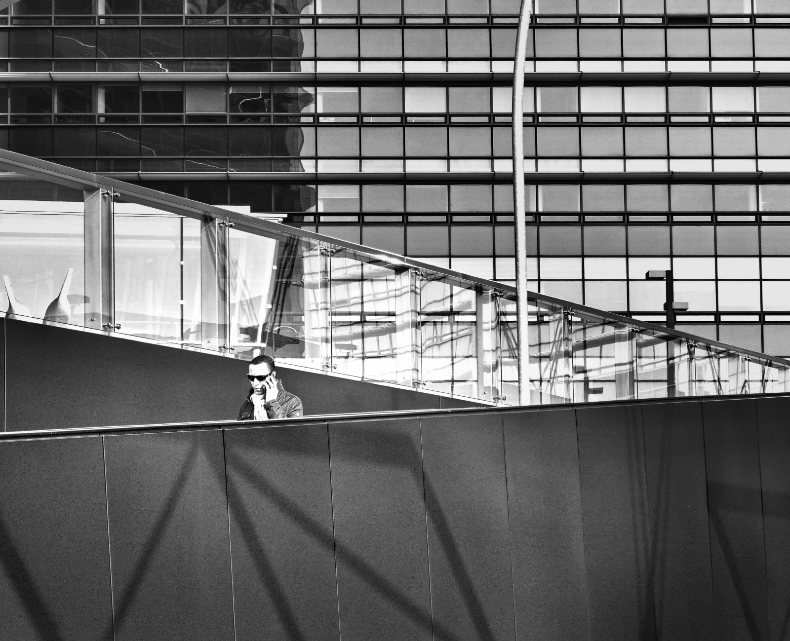 mann, mand, gade, streetphotography, oprigtig, wien, Wien, geb Ude, bygning, bw, sort og hvid, biancoetnero, arkitektur, architektur, kaiserm HLEN, Kagran, trappe, Stufen, treppe, dctower, abgang, linjer, Glas, glas, vinduer, Fenster, foran, fassade, brormand, B rocenter, centrum, skygger, Schatten, by-