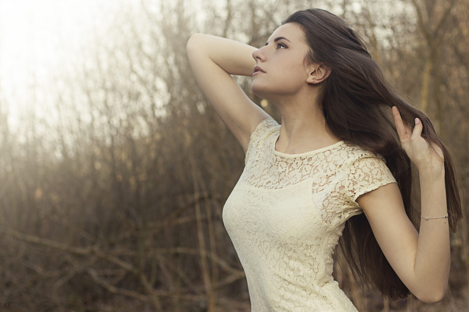 tvář, ženy venku, ženy, model, portrét, hloubka pole, dlouhé vlasy, vlnité vlasy, fotografování, šaty, tenký, ruce ve vlasech, móda, vlasy, kaštanové vlasy, bílý oděv, svatební šaty, Osoba, kůže, oblečení, supermodelka, Eric Elger, dívka, krása, oko, žena, nevěsta, fotografie, účes, talár, portrétní fotografie, focení, hnědé vlasy, umění model, břicho, Lidské tělo, svatební oblečení