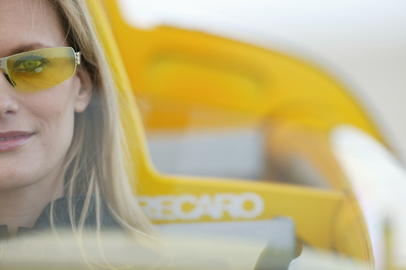 tvář, model, sluneční brýle, brýle, fotografování, žlutý, kůže, hlava, netcarshow, netcar, obrázky vozidel, photo auto, 2009, barva, krása, Rinspeed, eXasis concept, blond, focení, vision care, brýlí