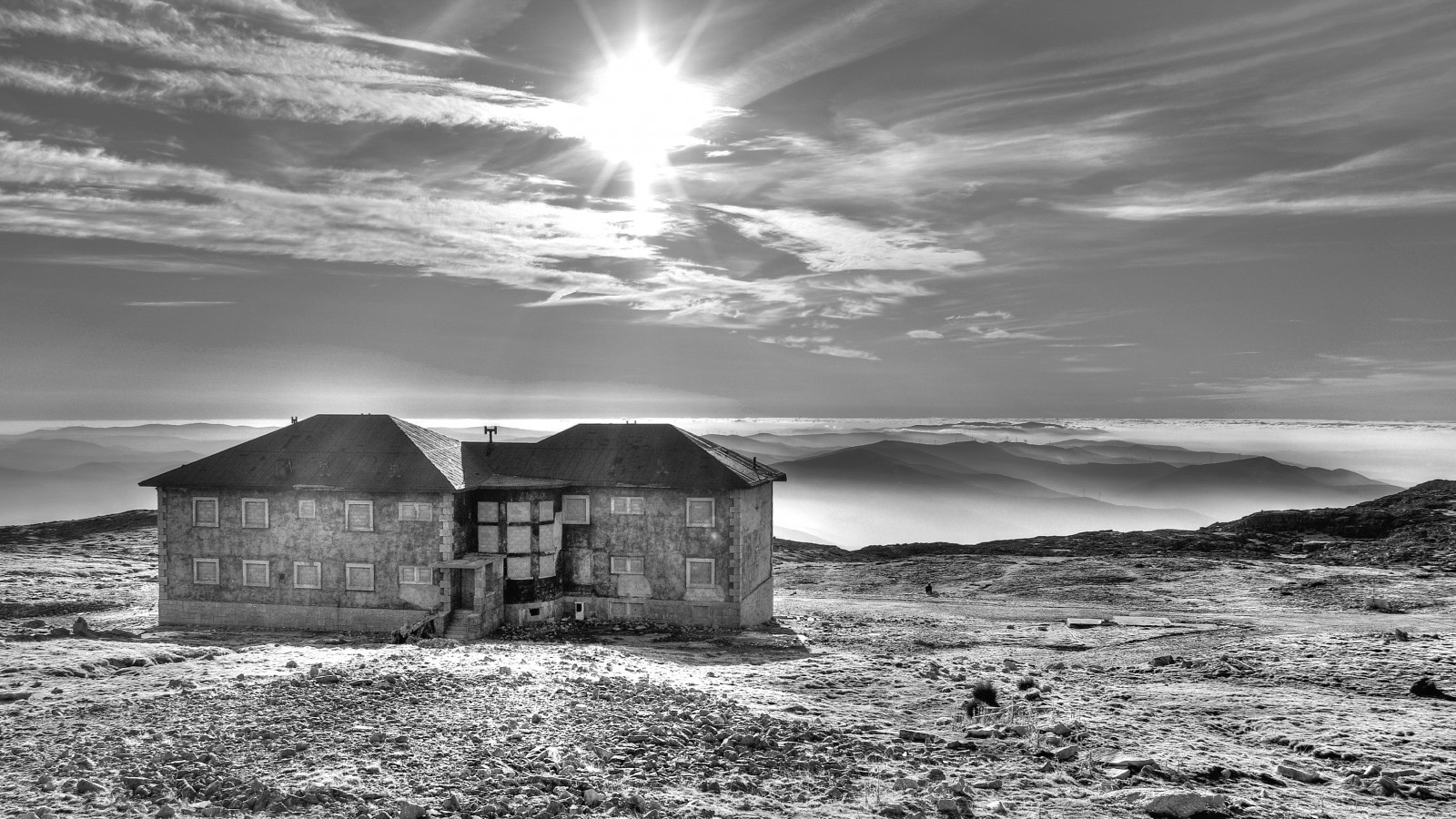 sollys, landskab, hvid, sort, bjerge, citere, monokrom, vindue, hav, bakke, klippe, natur, forladt, himmel, sne, fotografering, skyer, hus, Sol, horisont, EVE, ødelæggelse, spids, nostalgisk, motel, Portugal, PENTAX, Mursten, Leonardo, 2011, KUNST, lys, Sky, tåge, sidst, dag, bjerg, udsigt, bw, tag, mørke, år, vinci, hjemsøgt, erindringer, færdig, da, spektakulære, serra, landdistrikt, sort og hvid, monokrom fotografering, Kro, Estrela, kr, rafael, Guarda, Rijo, zide, zidonio, zenzide