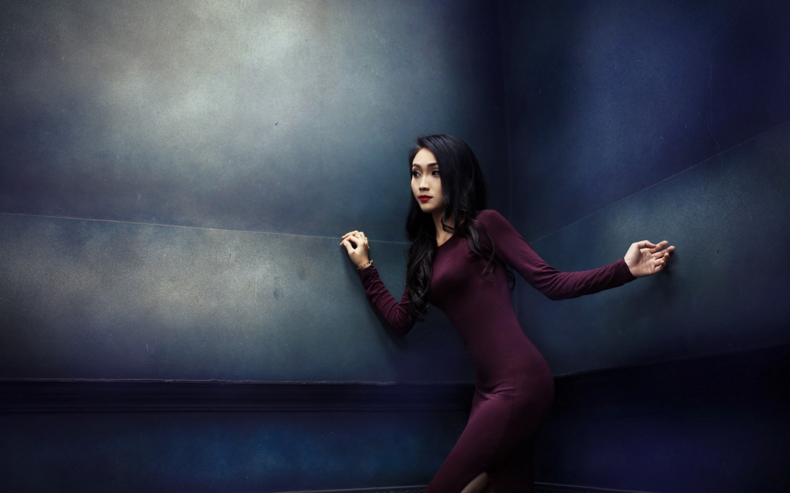 ženy, model, portrét, odvrátila, bruneta, stěna, fotografování, červená rtěnka, móda, oční linky, fialové šaty, zpěv, zábava, krása, fáze, tma, focení, performance, múzických umění, moderní tanec