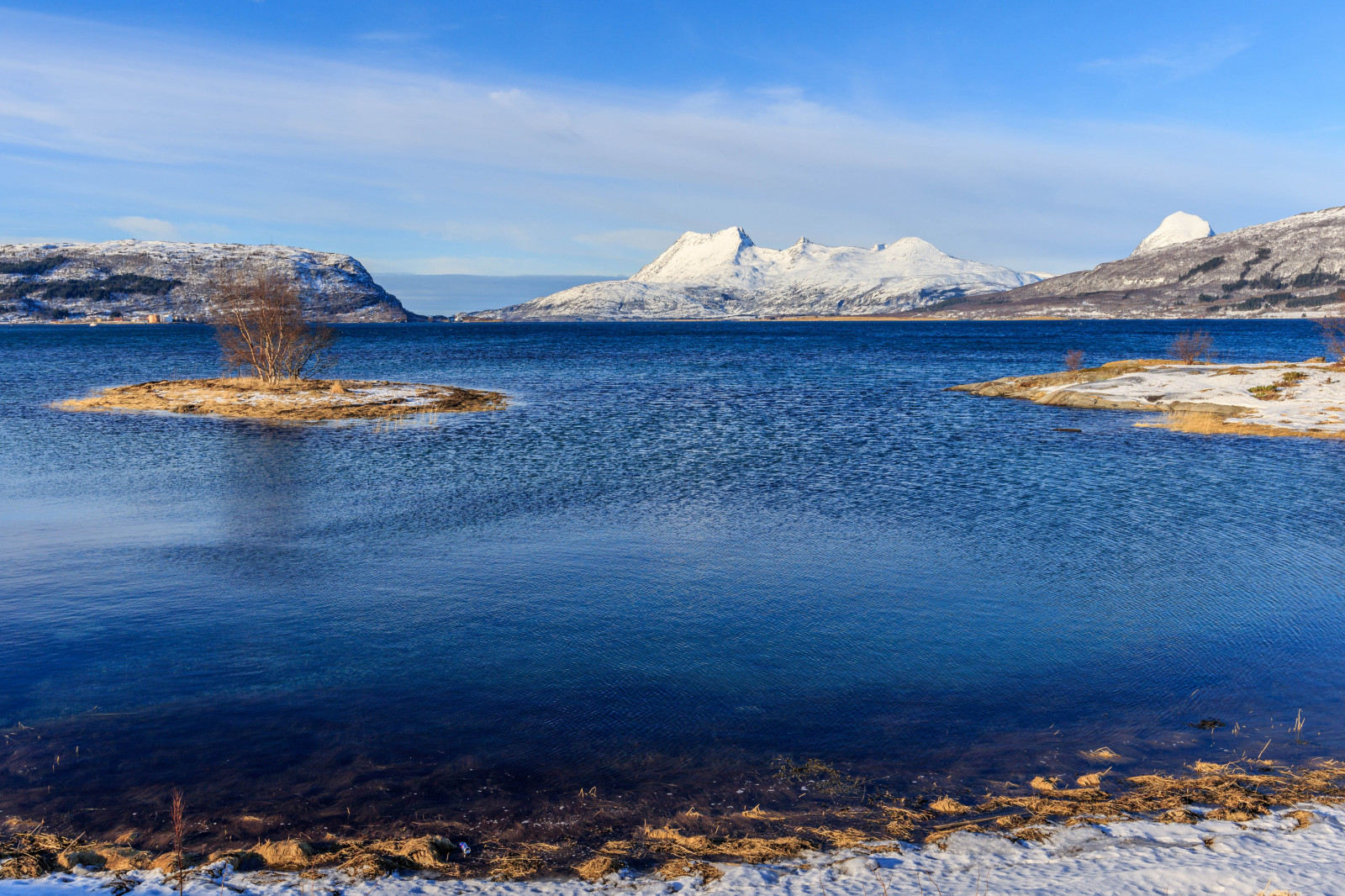 luce del sole, paesaggio, mare, baia, lago, acqua, roccia, natura, puntellare, riflessione, la neve, inverno, ghiaccio, Norvegia, mattina, costa, brina, orizzonte, artico, nube, montagna, tempo metereologico, stagione, oceano, onda, SN, Vinter, Landskap, no, lago, landform, corpo d'acqua, oceano Artico, Nordland, tomma, skjevelen, tomskjevelen, tomtinden
