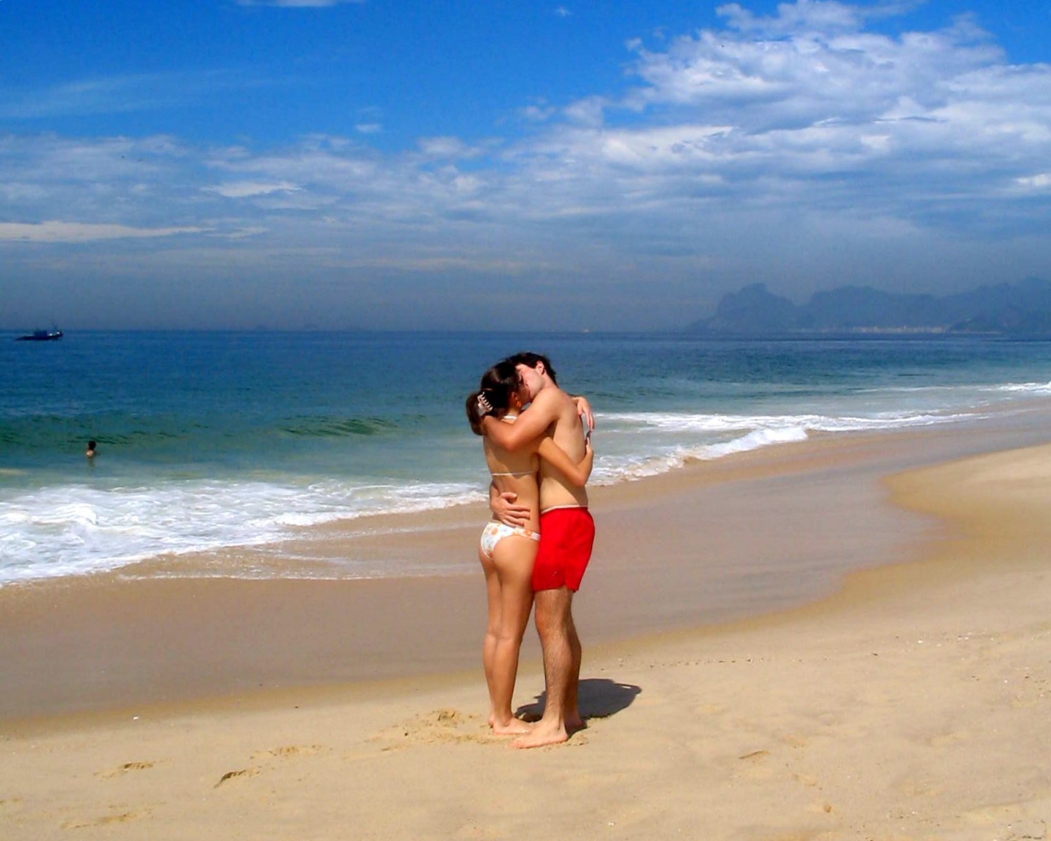 pláž, moře, nebe, dovolená, tělo z vody, plavky, coastal and oceanic landforms, oceán, opalování, zábava, mrak, pobřeží, letní, karibský, písek, horizont, pobřeží, během dne, dívka, Cestovní ruch, vlna, volný čas