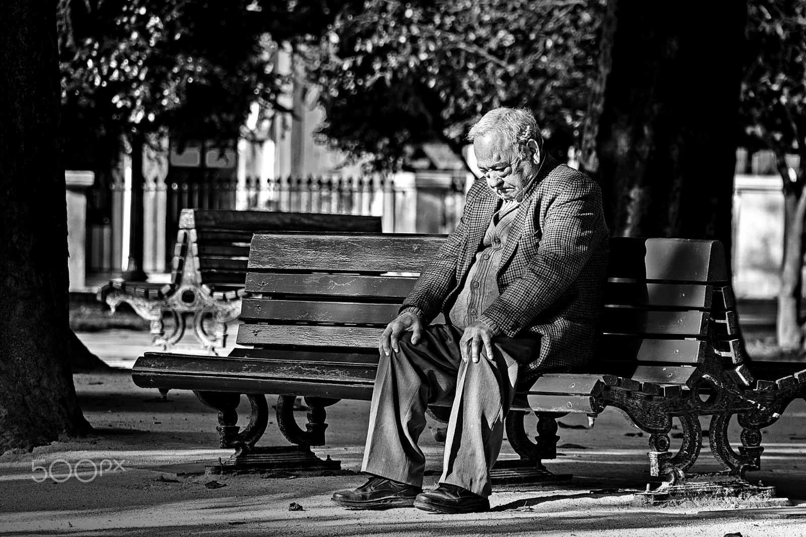 muži, lidé, Černá, černobílý, 500px, město, ulice, sedící, silnice, fotografování, lavice, socha, staří lidé, památník, infrastruktura, fotografie, Černý a bílý, monochromatické fotografování, Film noir