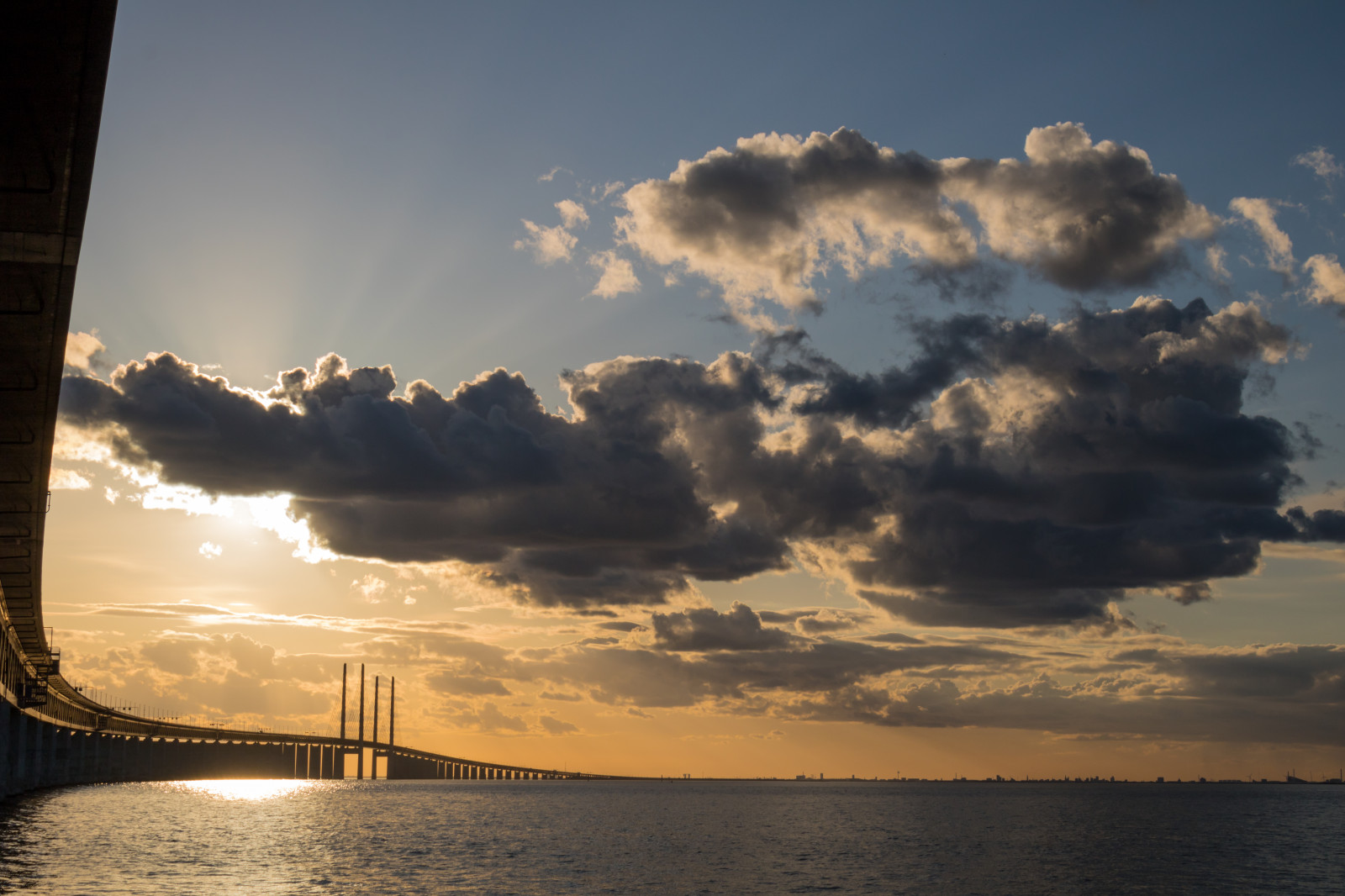 slunečnímu záření, západ slunce, moře, odraz, nebe, vozidlo, svítání, večer, ráno, most, slunce, horizont, soumrak, Bro, mrak, svítání, oceán, nebe, solnedg ng, resundsbron, hav, moln, brof Stet, odlesk, meteorologický jev