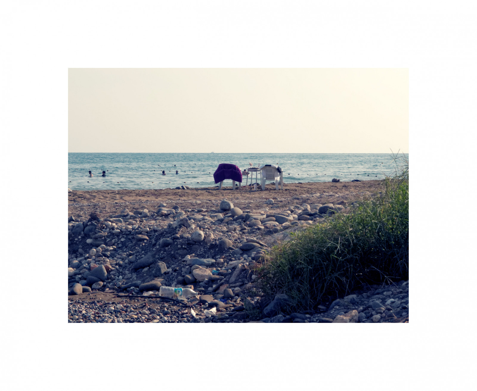 krajina, moře, voda, pobřeží, nebe, kameny, pláž, stůl, židle, pobřeží, horizont, oblázky, plastický, láhev, oceán, pobřeží, pokrýt, plavat, ufuktozelik, vodní zdroje, Mersin, stock photography