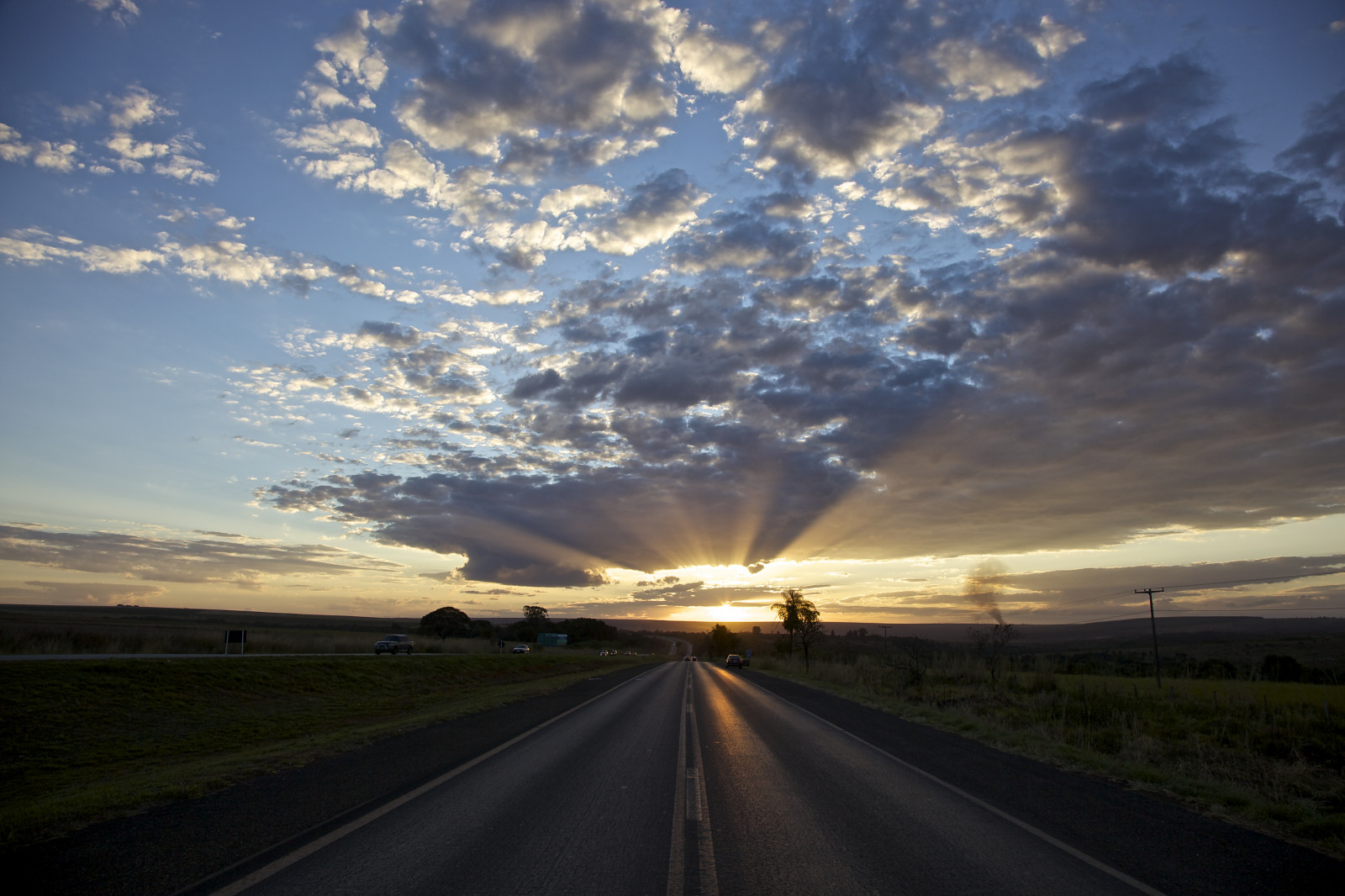 slunečnímu záření, krajina, západ slunce, Příroda, nebe, pole, silnice, fotografování, mraky, svítání, večer, ráno, slunce, fotograf, horizont, atmosféra, Dálnice, soumrak, Brazílie, Brasil, slunce, venkovský, infrastruktura, Carros, mrak, paprsky, strom, svítání, lučina, siluety, odrazy, cars, contraluz, modrá obloha, barvy, df, prostý, fotografia, Fotografo, natureza, během dne, pordosol, horizontální, Gettyimages, Jižní Amerika, Latinská Amerika, Estrada, zonarural, canoneos5dmarkii, prérie, colorido, ruralscene, nuvens, venkov, počítač tapeta, Atmosféra Země, odlesk, meteorologický jev, kupa, anoitecer, road trip, distritofederal, jev, entardecer, CEU, reflexos, ekoregion, silhuetas, centrooeste, c uazul, Veículos, rodovia, raios, raiosdesol, americadosul, canonef24105mmf4lis, am ricalatina, Planaltina, c udebras Lia, planaltocentral, rep blicafederativadobrasil, linhadohorizonte, br020, franciscoarag o, zonaruraldeplanaltina, po rdosolnoplanaltocentral
