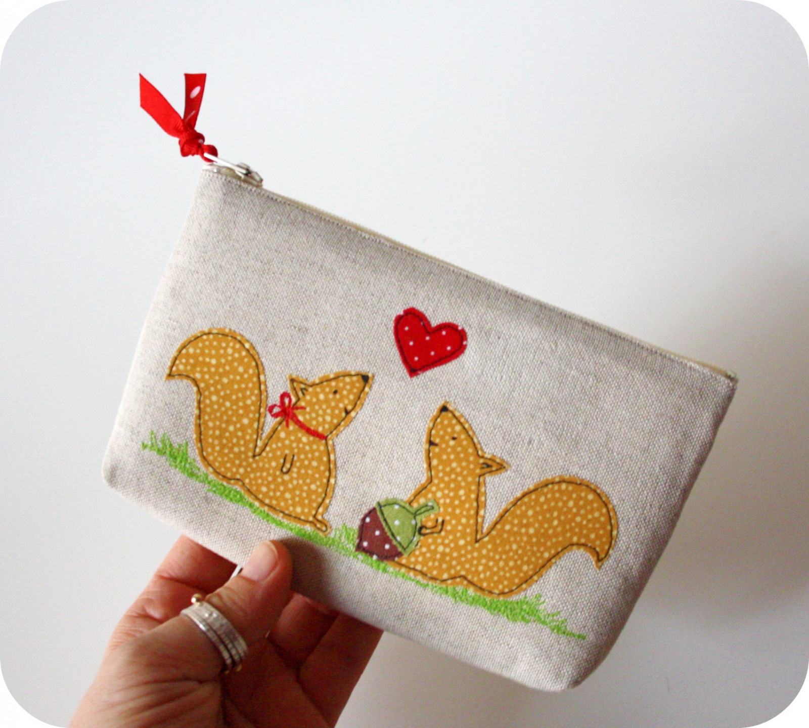 roztomilý, milovat, zvíře, les, zálesí, sezóna, veverka, srdce, náklonnost, sladký, ruční, prádlo, šití, řemeslo, Miláček, puntíky, žalud, vak, sdílet, Etsy, nášivka, Crafting, náladový, Zakka, Polkadotted, Woodlandcritter, Pillipilli