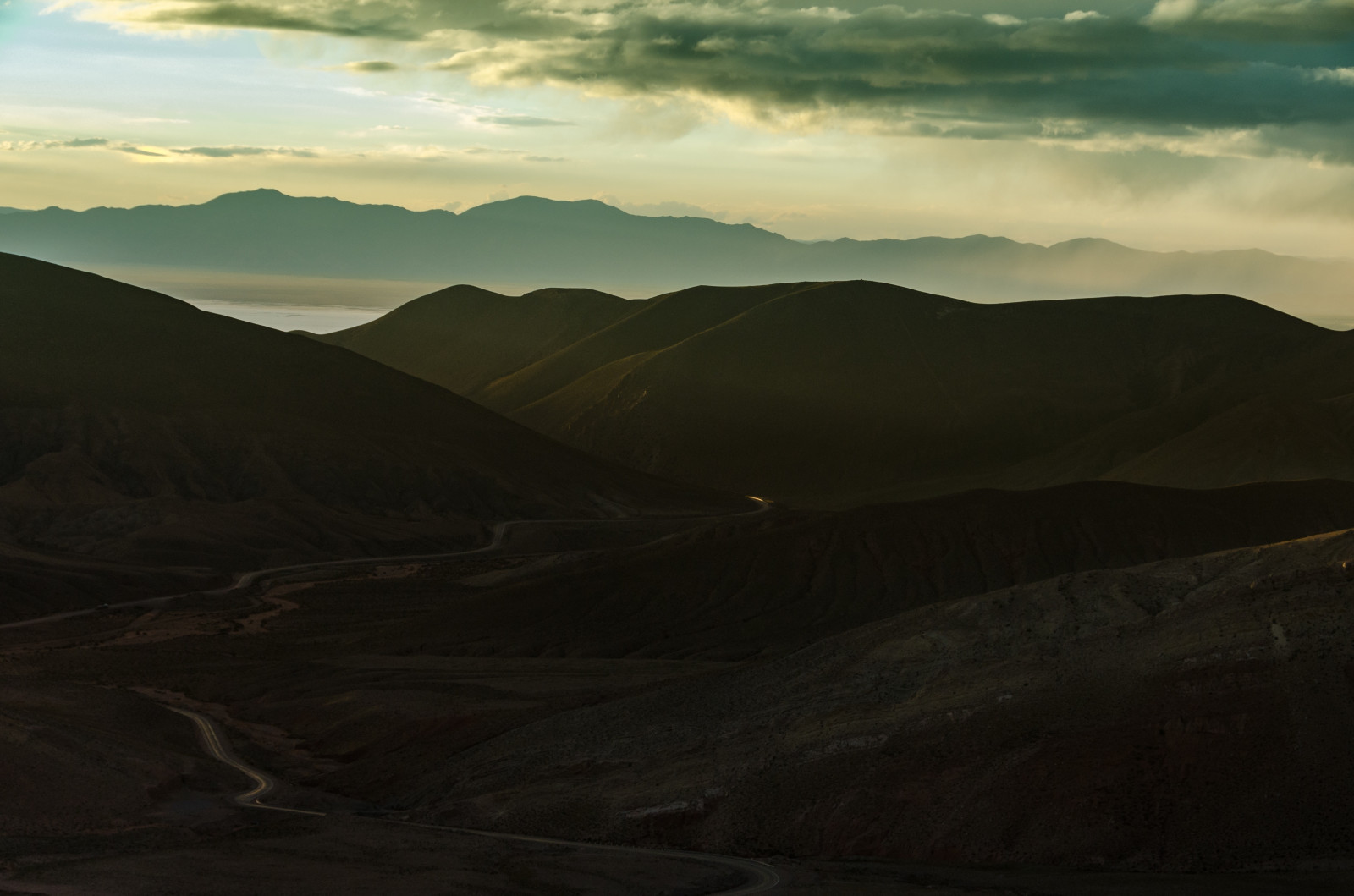 luz de sol, paisaje, montañas, puesta de sol, colina, naturaleza, amanecer, horizonte, noche, Mañana, niebla, horizonte, panorama, Valle, desierto, oscuridad, meseta, nube, montaña, amanecer, llanura, lago, entorno natural, Fenómeno atmosférico, Formaciones montañosas, Forma de relieve, Característica geográfica, cordillera, cayó