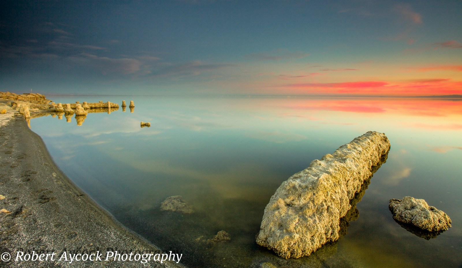 Kalifornie, západ slunce, Červené, moře, nebe, hora, jezero, odraz, pták, opuštěný, pláž, Příroda, voda, krása, horizontální, mraky, složení, Marina, krajina, přístav, molo, Soumrak, barvitý, poušť, úhel, rozklad, racek, racek, široký, Kachny, mezník, řádek, uklidnit, čára, Průhledná, pobřeží, zrcadlící, vlnky, vodní ptáci, svatyně, sleď, pařezy, skelný, Saltonské moře, zkorodované, Podporuje, fotografie, herringgull, Salton, Korozi, bombaybeach