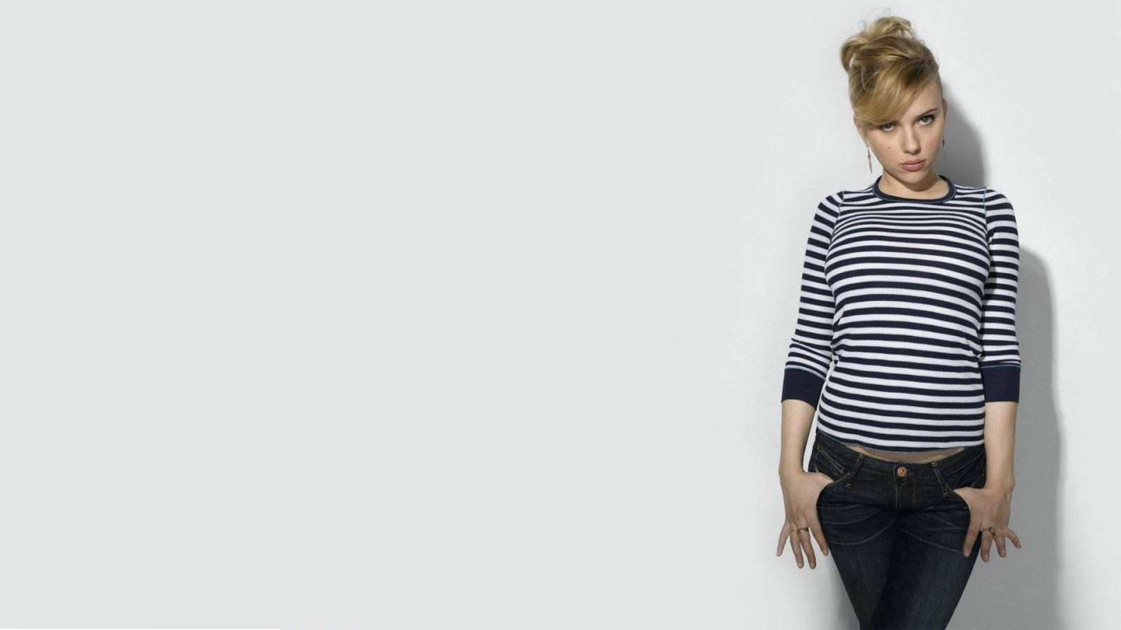 ผู้หญิง, เสื้อยืด, พื้นหลังที่เรียบง่าย, นักแสดงหญิง, กางเกงยีนส์, รูปแบบ, ผ้ายีนส์, Scarlett Johansson, ฤดูใบไม้ผลิ, เสื้อผ้า, กระเป๋า, ออกแบบ, คอ, สิ่งทอ, ปก, การถ่ายภาพ, แจ๊กเก็ต, แขนเสื้อ, เสื้อ