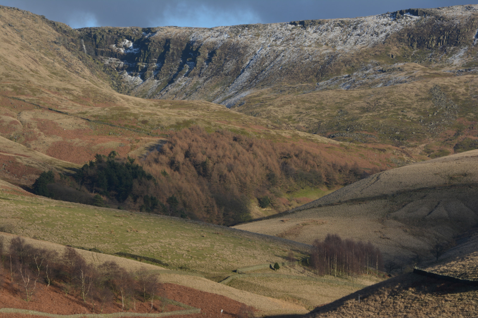 træer, landskab, bjerge, vandfald, bakke, sø, klippe, græs, sne, vinter, Mark, England, horisont, dal, bjergpasset, ødemark, plateau, ryg, Terræn, fredfyldte, bjerg, udendørs, vild, rockformation, felter, Nationalpark, reservoir, Det Forenede Kongerige, Kinder, kinderscout, Derbyshire, highland, bjergside, loch, highpeak, geologi, landdistrikt, bjergrige landskabsformer, landskabsform, geografisk funktion, luftfotografering, bjergkæde, wadi, faldt, Badlands, skrænt, peakdistrict, robust, hede, græsland, Hayfield, thenationaltrust, foothill, stengærder, kinderreservoir, fald, patchwork