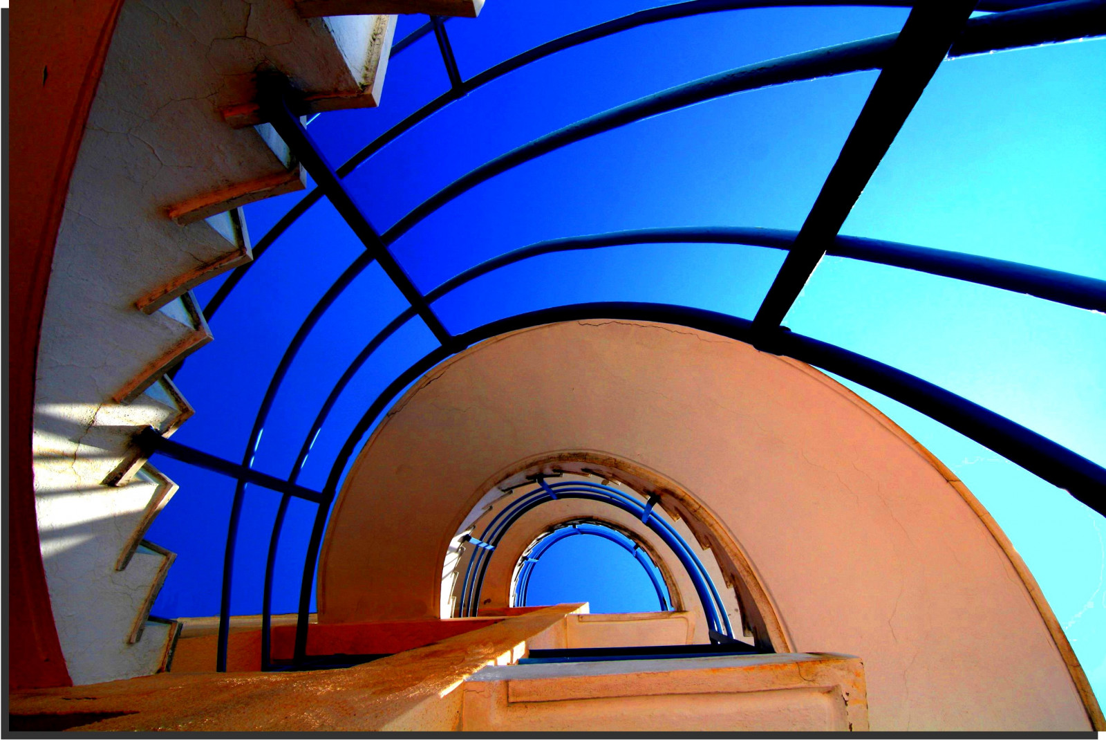 finestra, architettura, cielo, spirale, simmetria, casa, blu, bicchiere, cerchio, arco, le scale, vetro colorato, lumaca, cupola, 2011, ARTE, colore, cielo, Materiale, linea, facciata, scala, sanremo, Scala, illuminazione diurna, chiocciola, spirale, morgana