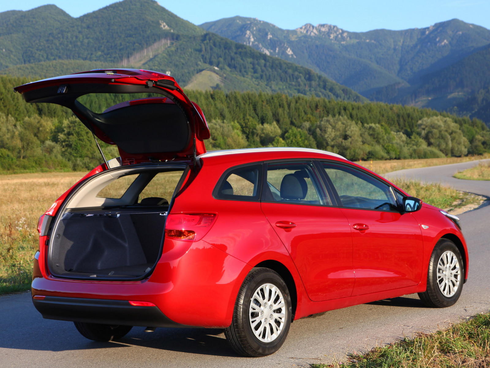 auto, veicolo, Mazda, Seat Ibiza, anatra, netcarshow, netcar, immagini di auto, auto foto, 2014, versione station wagon Ceed UK, veicoli terrestri, esterno automobilistico, marca di automobile, auto di famiglia, auto compatta, vettura di medie dimensioni, hatchback, supermini, Mazda3