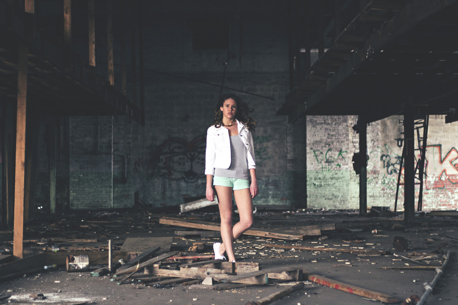 model, portrét, auto, bruneta, opuštěný, šortky, fotografování, Kánon, móda, grafiti, jaro, Garáž, ghetto, zlomený, Dospívající, rebel, UMĚNÍ, 50mm, f18, dívka, focení, fáze, fotografie, film, póza, modelování, portrétování, 600D, teenager, eos, fashionphotography, 50mmf18, modelphotography, T3i, performance, kissx5, vyčerpaný, lawrence