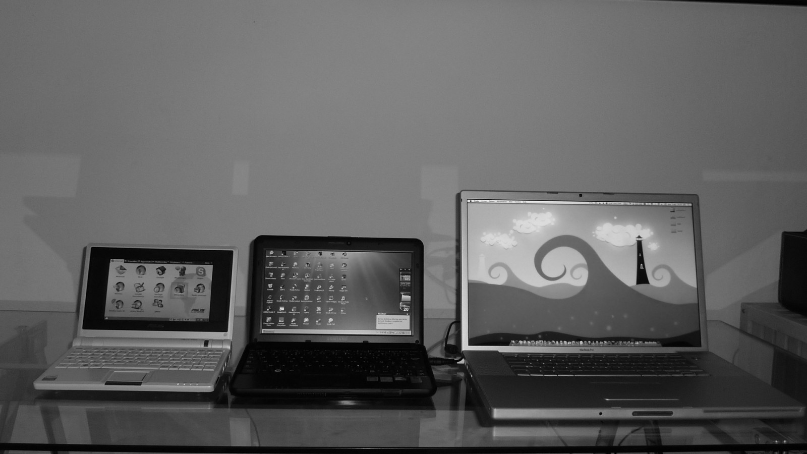 bianca, nero, monocromo, camera, MacBook, Samsung, computer, tecnologia, ASUS, elettronica, Mela, professionista, Mac, ufficio, ordinateur, taccuino, netbook, 701, N130, EeePC, deskmacbookpro, bianco e nero, fotografia in bianco e nero, hardware di personal computer, suono stereofonico, dispositivo di visualizzazione, personal computer, televisione