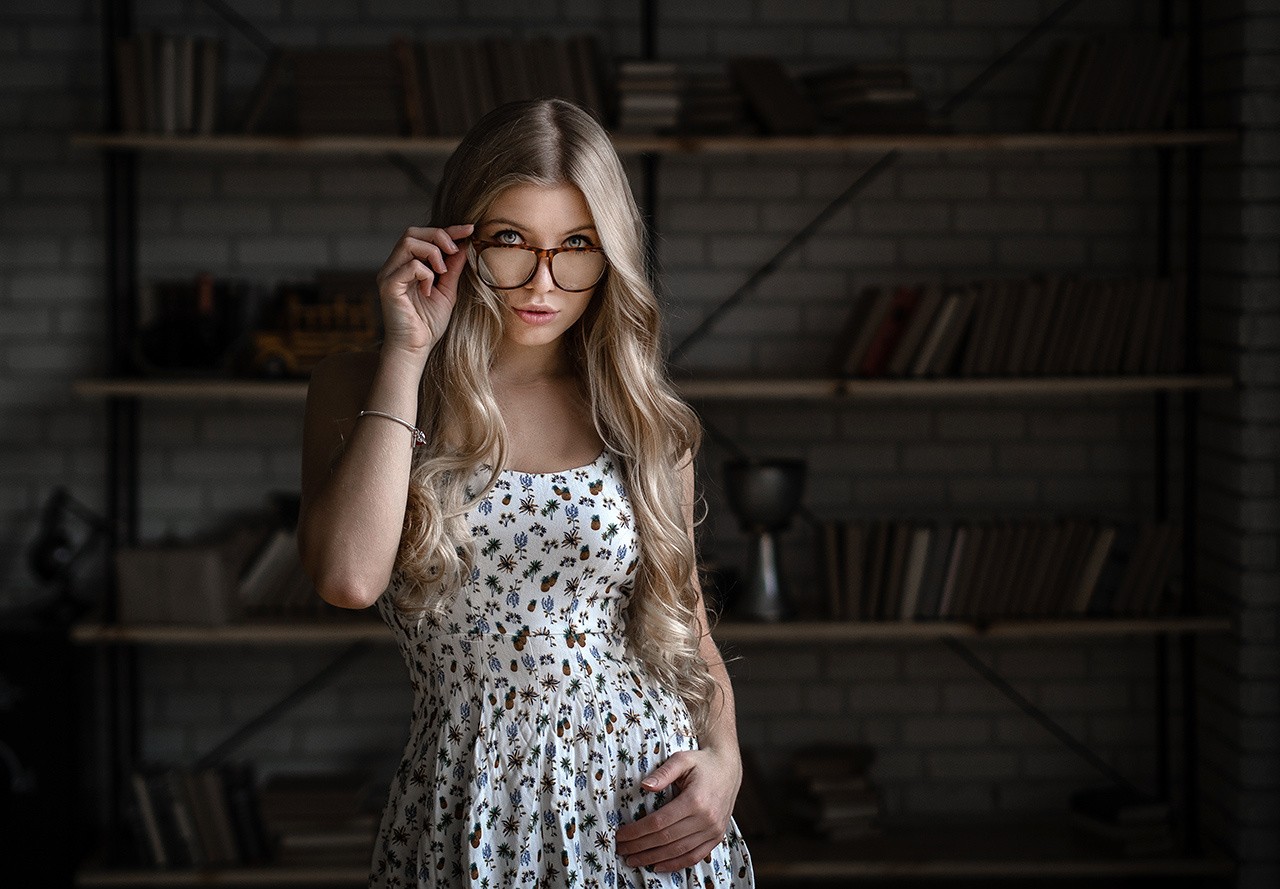 ženy, model, portrét, blondýnka, ženy s brýlemi, brýle, šaty, móda, jaro, supermodelka, dívka, krása, dáma, portrétní fotografie, focení, hnědé vlasy, vision care