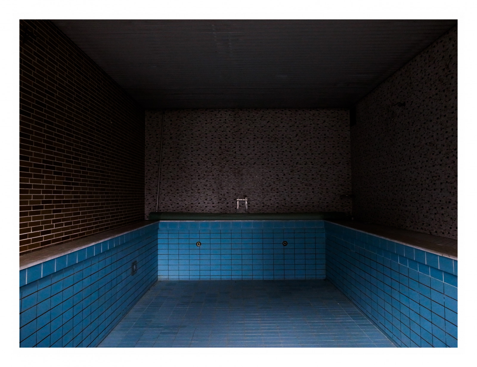 blå, lys, by-, farve, bygning, forladt, vindue, pool, svømning, mørk, humør, farver, tom, indendørs, svømmepøl, darkphotography, urbanarte, ricohgriv, ricohgrdiv, seba0815