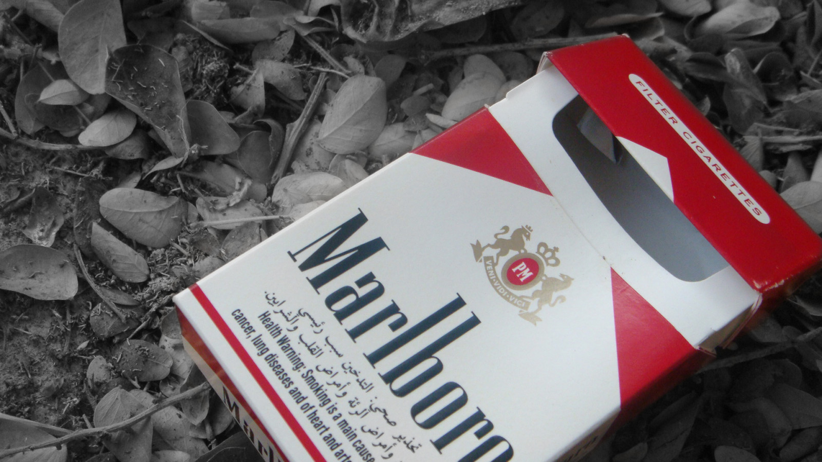 สีแดง, ตัวอักษร, ยี่ห้อ