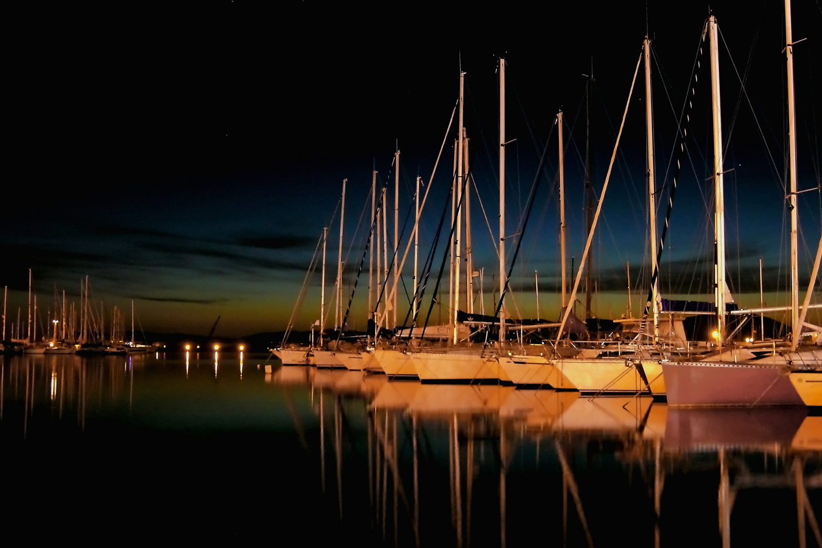 luci, persone, nave, barca, tramonto, mare, strada, notte, acqua, sabbia, riflessione, veicolo, spiaggia, pesce, Alba, sera, faro, Sole, deserto, vento, bacino, crepuscolo, duna, nuoto, spedizione, pesca, pescatore, andare in barca, Porto, Nord, barca, Sardegna, kitesurf, Marina, Tramonto, dune, viaggio, bellezza, bw, oceano, riflessi, mare, Lago, kitesurf, albero, potabile, cavalla, suola, vela, vita marina, Clipper, spiaggia, Acqua, sardegna, Sabbia, Riflessi, alba, salina, Tramonti, faro, Pescatori, pesci, Sai, albe, lsailing