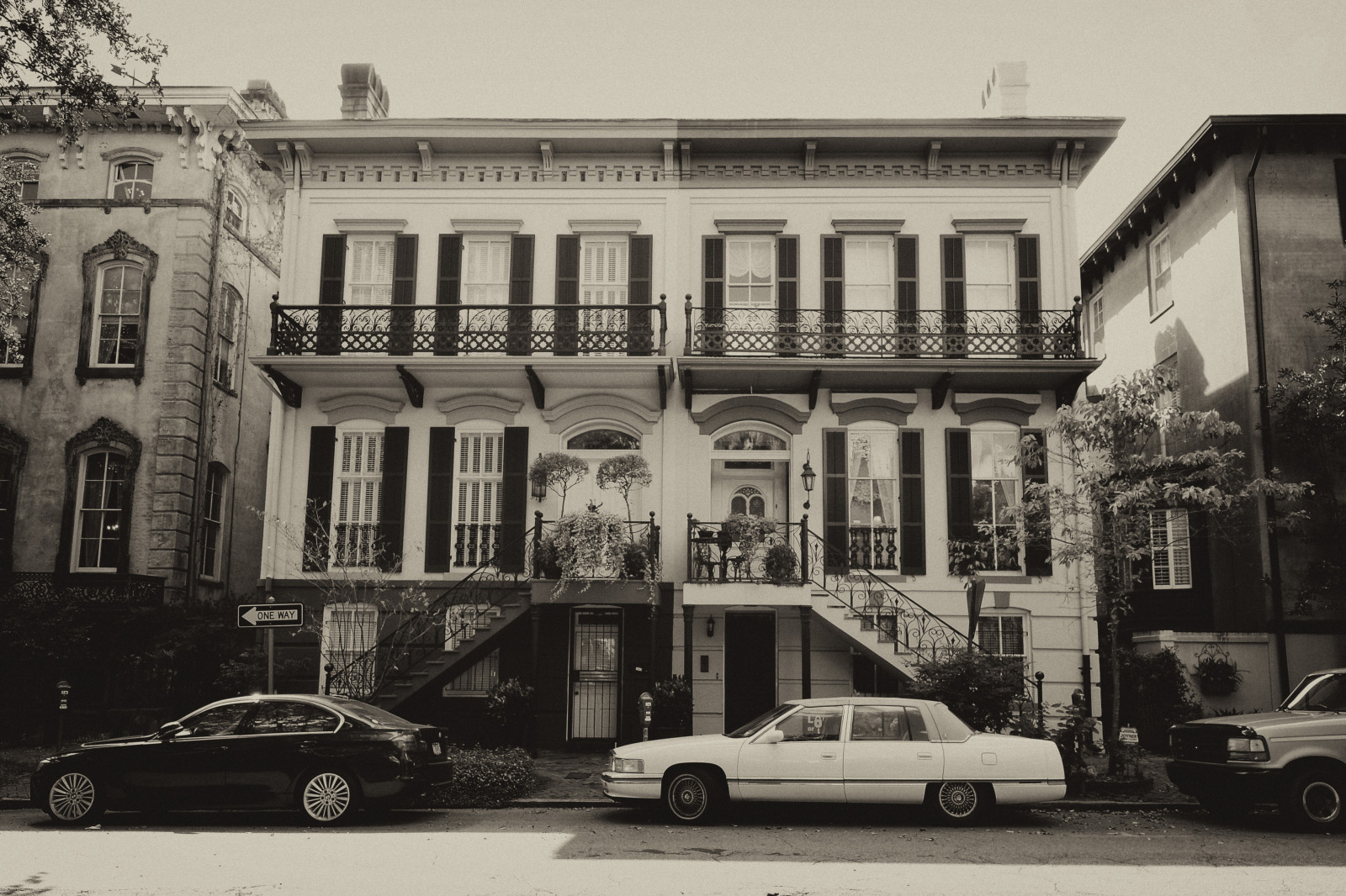 bílý, Černá, starý, černobílý, okno, město, ulice, architektura, auto, budova, vozidlo, fotografování, Dům, historický, dějiny, město, Spojené státy americké, Georgia, savana, metropole, chůze, limuzína, infrastruktura, majetek, centrum, tělesné, nás, jižní, prohlídka, turista, domů, jižní, mezník, panské sídlo, fasáda, prohlížení památek, monotónní, Černý a bílý, monochromatické fotografování, sousedství, obytný prostor, luxusní vůz, rodinný vůz, kompaktní vůz, pamětihodnosti, klasické architektury