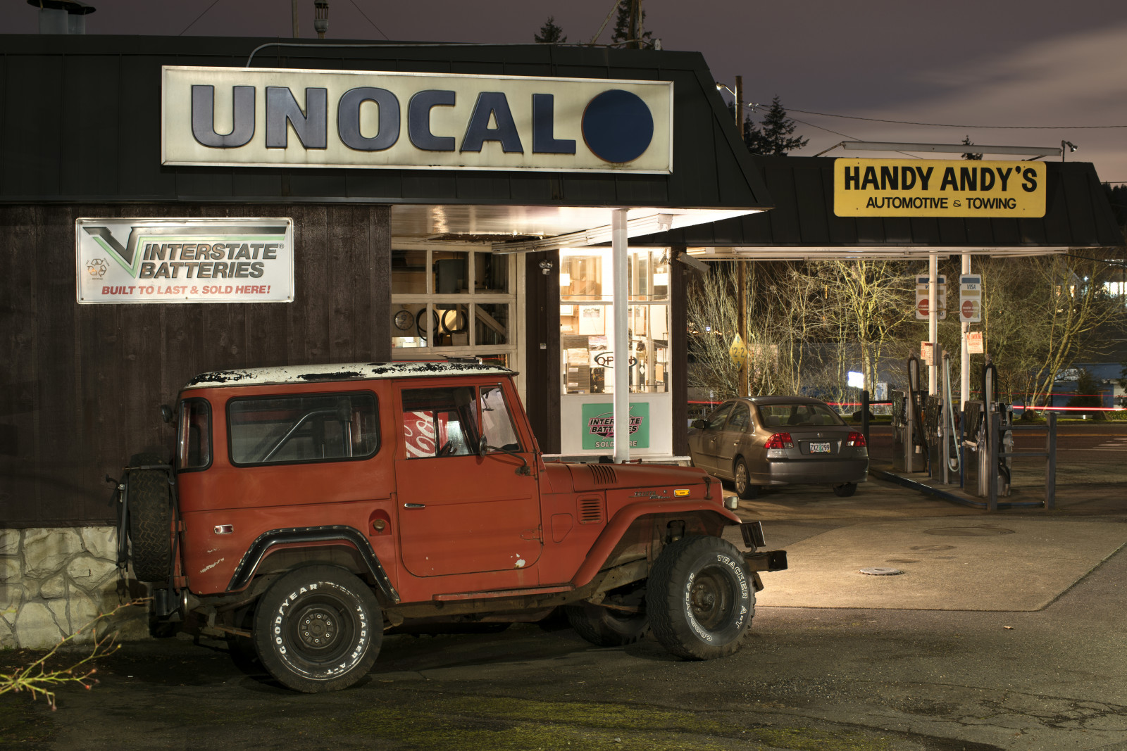 กลางคืน, รถ, ยานพาหนะ, ลงชื่อ, หมู่บ้าน, โตโยต้า, ส้ม, Nikon, ฮอนด้า, โอเรกอน, นาย, เรือลาดตระเวน, รถบรรทุก, รถจี๊ป, พลเมือง, พอร์ตแลนด์, SUV, ค่าใช้จ่าย, พ.ศ. 2519, พ.ศ. 2517, ความยาวนาน, แก๊ส, สถานี, ร้านค้า, ดี, d810, ที่ดิน, ปี, ซ่อมแซม, สหภาพแรงงาน, ช่าง, พ.ศ. 2518, ยานยนต์, บริการ, การ์ด, ยานพาหนะบก, รถยนต์ทำ, รถโบราณ, ปิด roading, รถออฟโรด, รัฐ, เชื้อเพลิง, แบตเตอรี่, multnomah, ที่ดิน, multnomahvillage, unocal, 76, tracker, ลากจูง