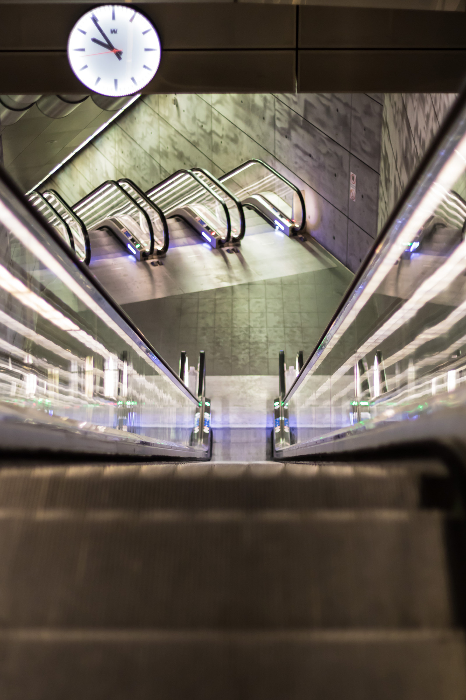 okno, noc, sklenka, Vzhled interiéru, světlo, stanice, osvětlení, vlakové nádraží, Triangeln, Malmo, t gstation, rulltrappa, gatufoto, nightphotography, tvar, Natt, design, v noci, exif modelu canoneos760d, geocountry, Kamera aby kánon, geocity, Model fotoaparátu canoneos760d, geostate, geolocation, exif aby kánon, exif focallength 50mm, exif isospeed 800, EXIF ef50mmf18stm čočka, EXIF otvor 20, strop, streetphotography, nattfotografering, eskalátory, denní osvětlení, veřejná doprava