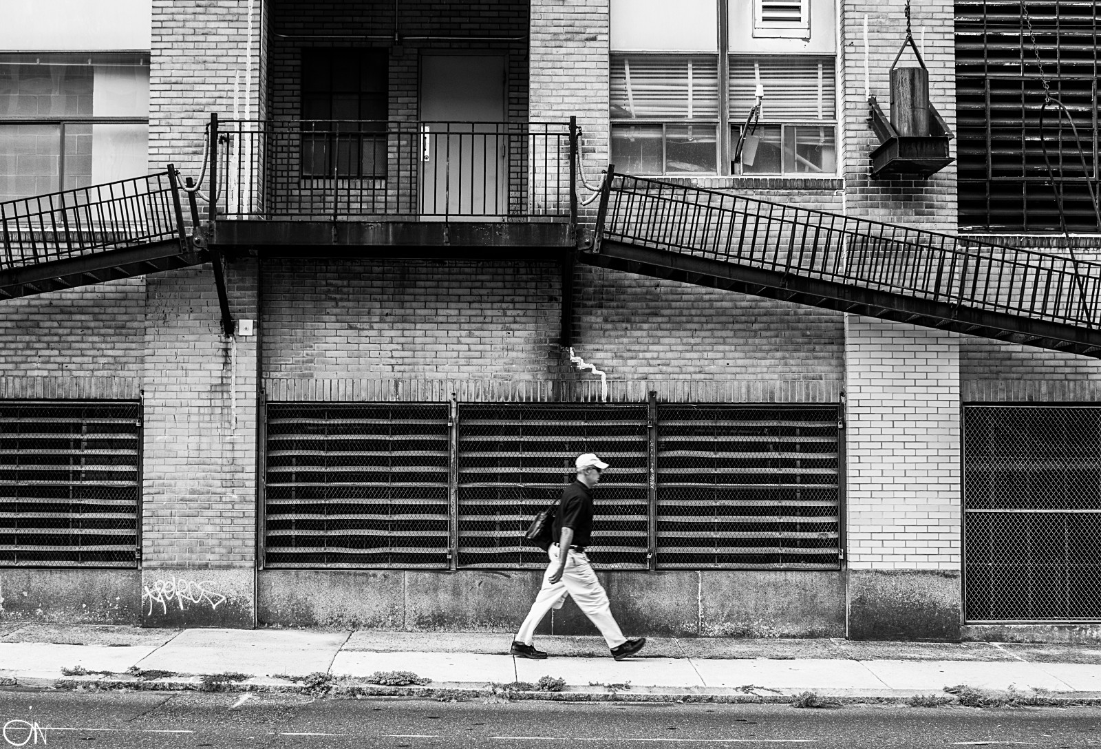 bianca, nero, strada, area urbana, bianco e nero, infrastruttura, strada, parete, cittadina, spazio pubblico, fotografia, fotografia in bianco e nero, istantanea, casa, Quartiere, città, monocromo, finestra, facciata, costruzione, marciapiede, angolo, vicolo