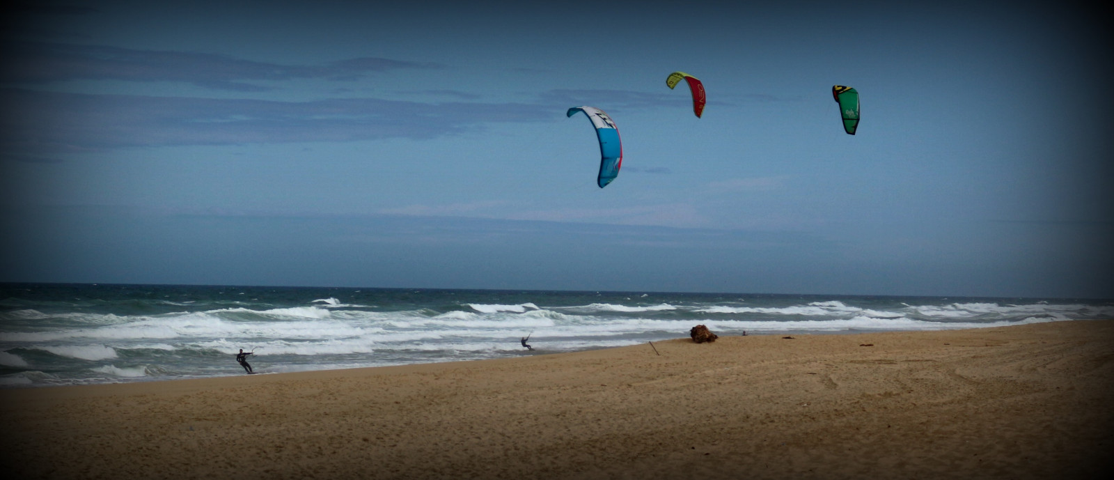 sport, moře, voda, pobřeží, písek, nebe, pláž, pobřeží, Kánon, vítr, horizont, Francie, francouzština, dovolená, kitesurfing, Surfovat, barva, mrak, oceán, vlna, vagues, couleur, eau, aquitaine, Atmosféra Země, mořská vlna, extrémní sport, surfování zařízení a potřeby, boardové sporty, povrchové vodní sporty, Windsports, letecké sporty, kite sporty, Landes, Glisse, sportovní kite, Hossegor, Seignosse, Kitesurfseignosse, coastal and oceanic landforms