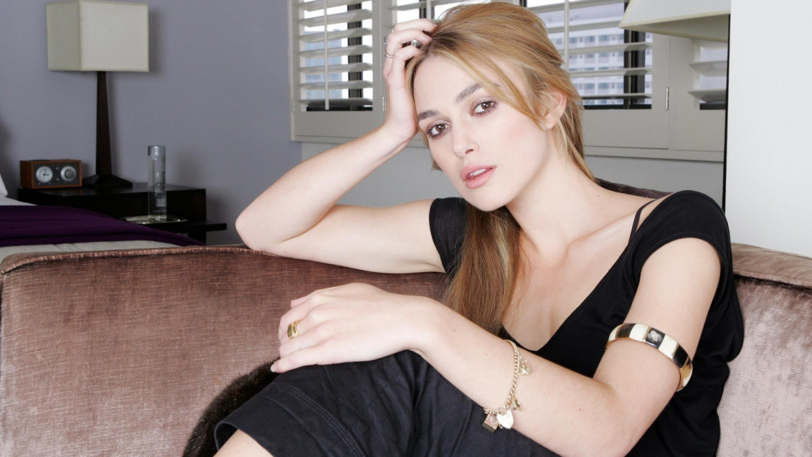 tvář, ženy, model, dlouhé vlasy, osobnost, herečka, Keira Knightley, černé vlasy, vlasy, pusa, oblečení, krása, ruka, dáma, noha, krk, blond, účes, focení, hnědé vlasy, Lidské tělo, stehno