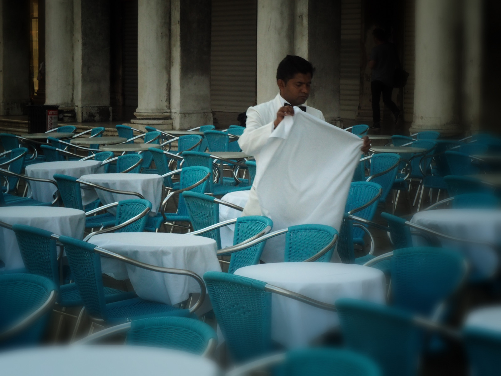 Itálie, voda, Benátky, modrý, židle, restaurace, Server, volný čas, zábava, outdoorseating, kavárna, číšník, profesionální, Venezia, sidewalkcafe, emptychairs, muži v práci, Posaďte se, waitstaff, tablesandchairs