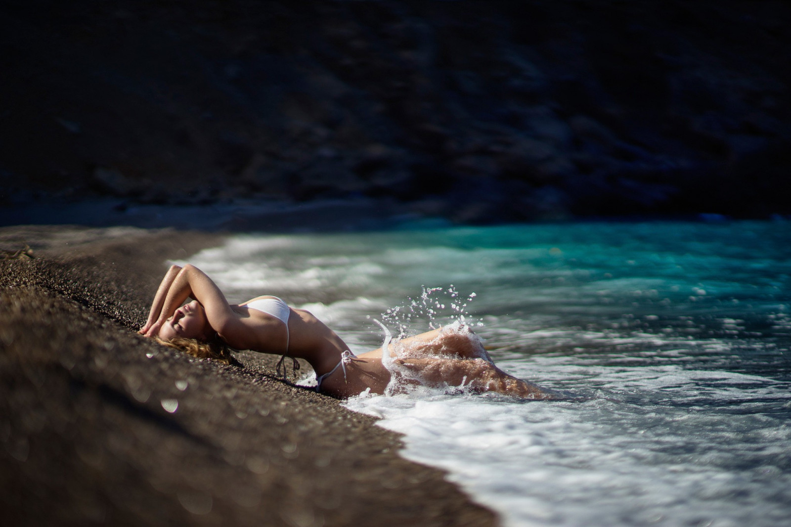 slunečnímu záření, ženy venku, ženy, blondýnka, moře, zavřenýma očima, voda, pláž, Pod vodou, mokrý, mokré tělo, bikiny, plavání, klenutý hřbet, oceán, vlna