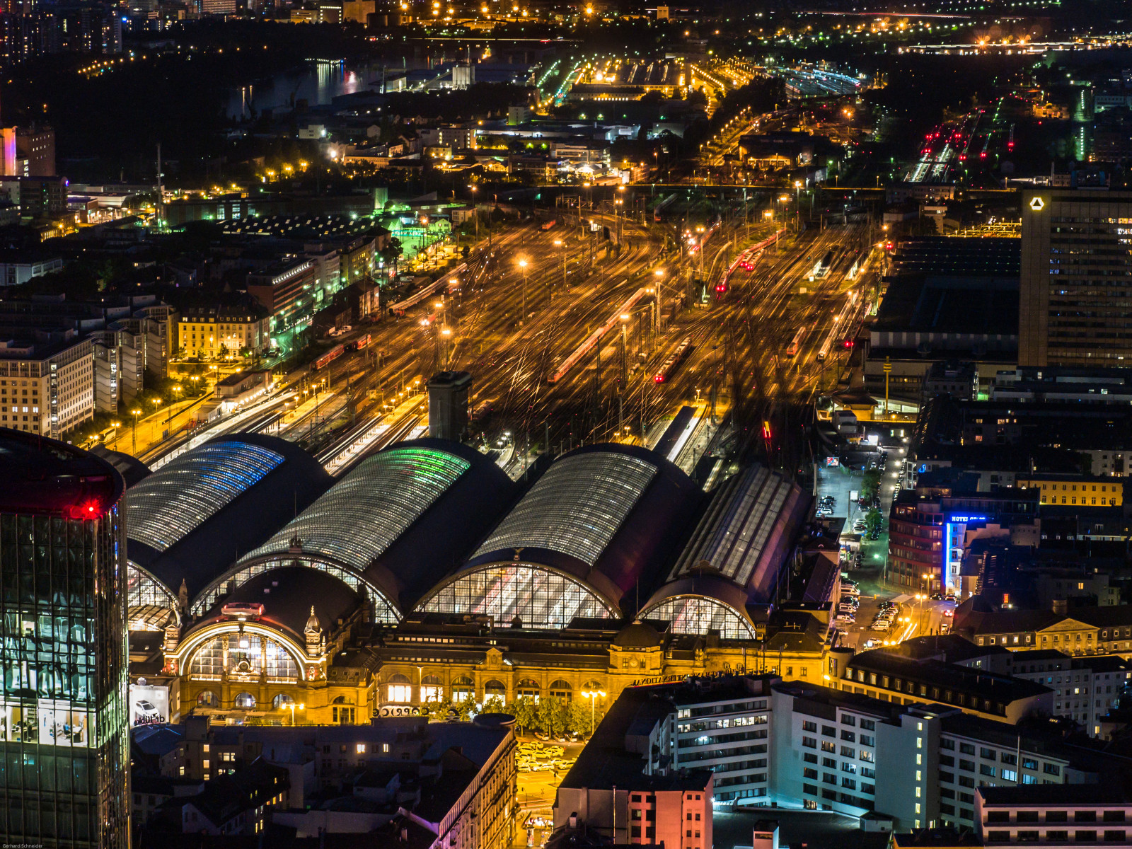 město, panoráma města, noc, nebe, železnice, Frankfurt, panoráma, mrakodrap, večer, Německo, ptačí perspektivy, metropole, půlnoc, centrum, stanice, deutschland, Hauptbahnhof, centrální, mezník, Nacht, Hlavní věž, urban area, počítač tapeta, Metropolitní oblast, panelový dům, letecké snímkování, bahnhof, verweiledoch