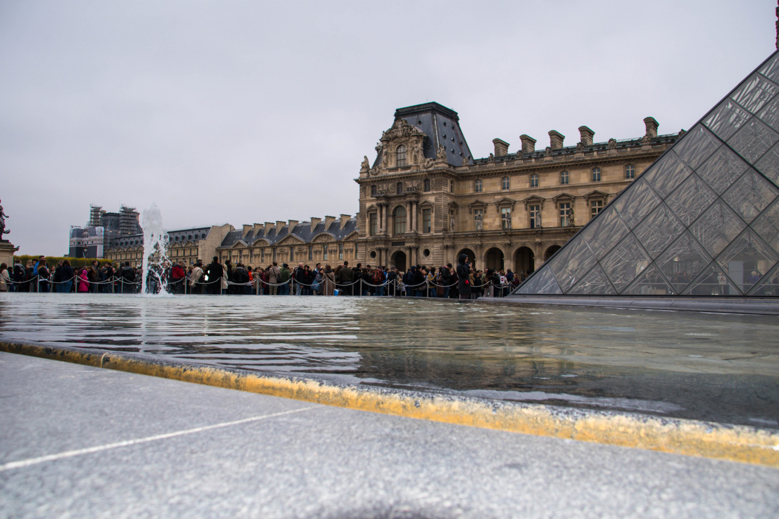 by, bybilledet, arkitektur, sne, vinter, bro, flod, Frankrig, Paris, museum, Euorpe, ledefrance, Frankrike, fr, arkitektur, louvremuseum, mus edulouvre, louvrepyramid, milepæl, vandveje