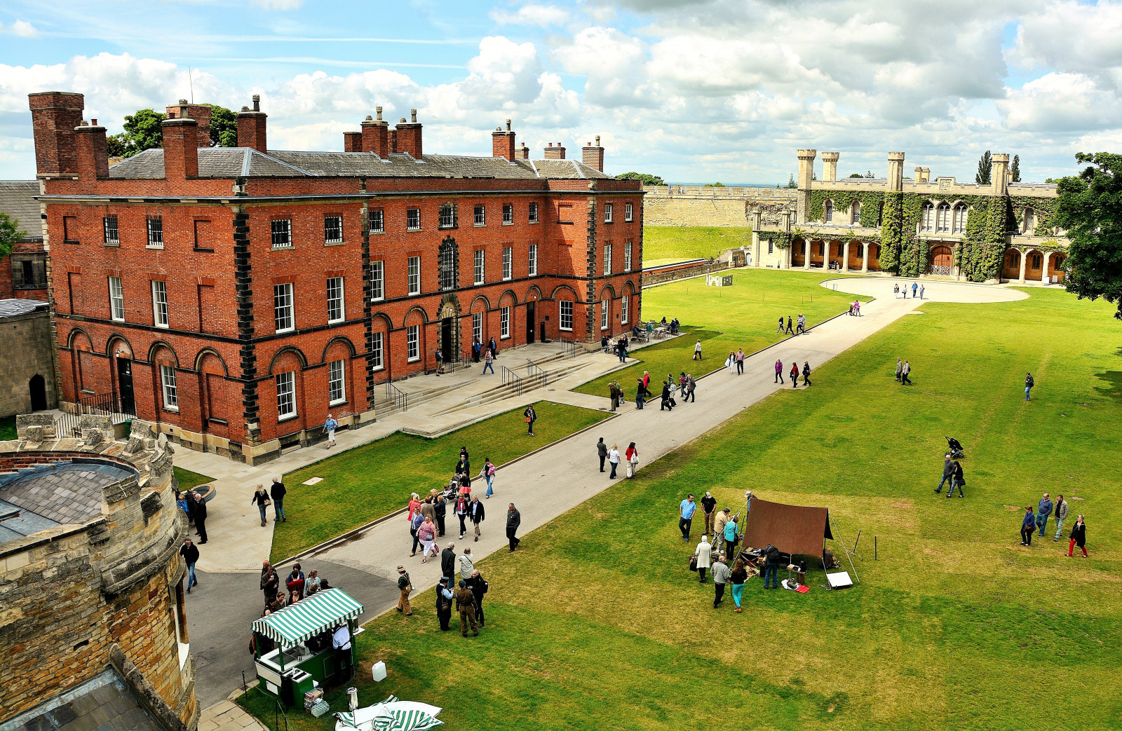 Stadtbild, Tourismus, England, Schloss, Stadt, Krone, britisch, Museum, Gefängnis, Stadtplatz, mittelalterlich, Vereinigtes Königreich, Palast, Chateau, Recht, Immobilien, Gericht, Lincoln, Wahrzeichen, Grossbritannien, Englisch, Großbritannien, Lincolnshire, Gb, Großbritannien, Wasserweg, Gegend, Ostmidlands, Midlands, Börsennotierung, Mittelalter, Countyhall, Lincolncastle, normannisch, Gradeilistedbuilding, Lincolncrowncourt, Crown Court, Lincolncountyhall, Assizecourts, William der Eroberer, Gericht, Magna Carta, Kingjohn, Gradei, Westgate