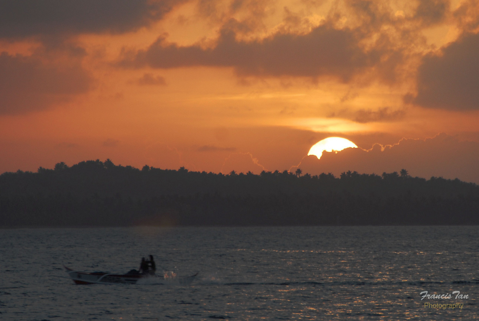 światło słoneczne, krajobraz, łódź, zachód słońca, morze, Rybacy, jezioro, woda, niebo, plaża, wschód słońca, spokojna, wieczór, ranek, rzeka, Słońce, horyzont, atmosfera, zmierzch, Wędkarstwo, wiejski, Zmierzch, Chmura, sceneria, świt, ocean, Sylwetki, fala, nadmorski, województwo, jezioro, poświata, Nikond200, Fongetz, Franciszkanów, Palapagsamar, Mapno, Northernsamar, daleki zasięg, 18200mmvrnikkor